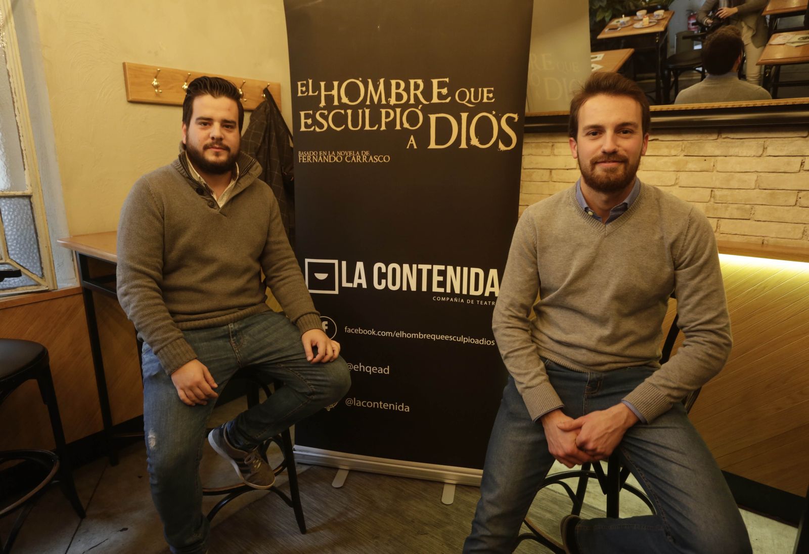 1. Pedro García Mendoza y Juan Collantes de Terán, de la compañía La Contenida. 2. Una de las escenas de 'El hombre que esculpió a Dios'.