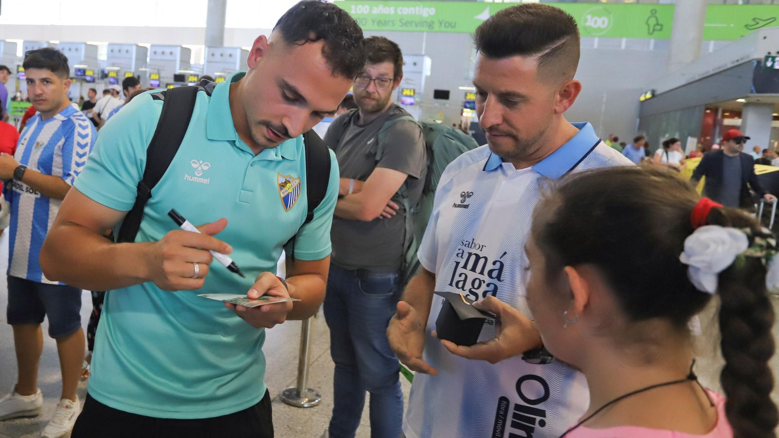 Las fotos de la afición despidiendo al Málaga en el aeropuerto antes de ir a Tarragona