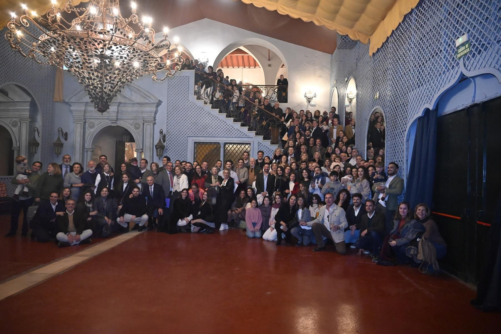Foto de familia de los asistentes a la 'Pavonada' de Villamartín este 2025.