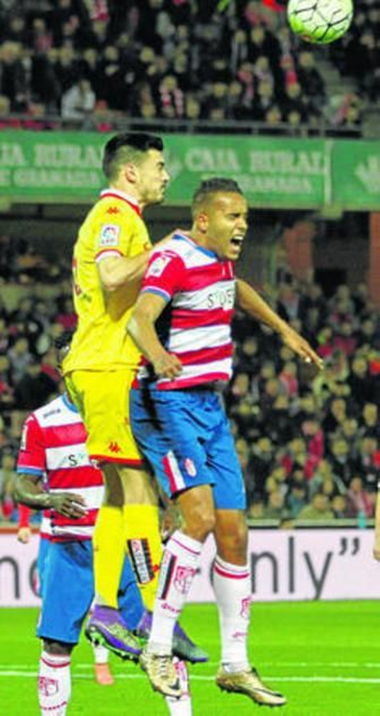 El Arabi pugna un balón aéreo con Sergio Álvarez, que fue expulsado.