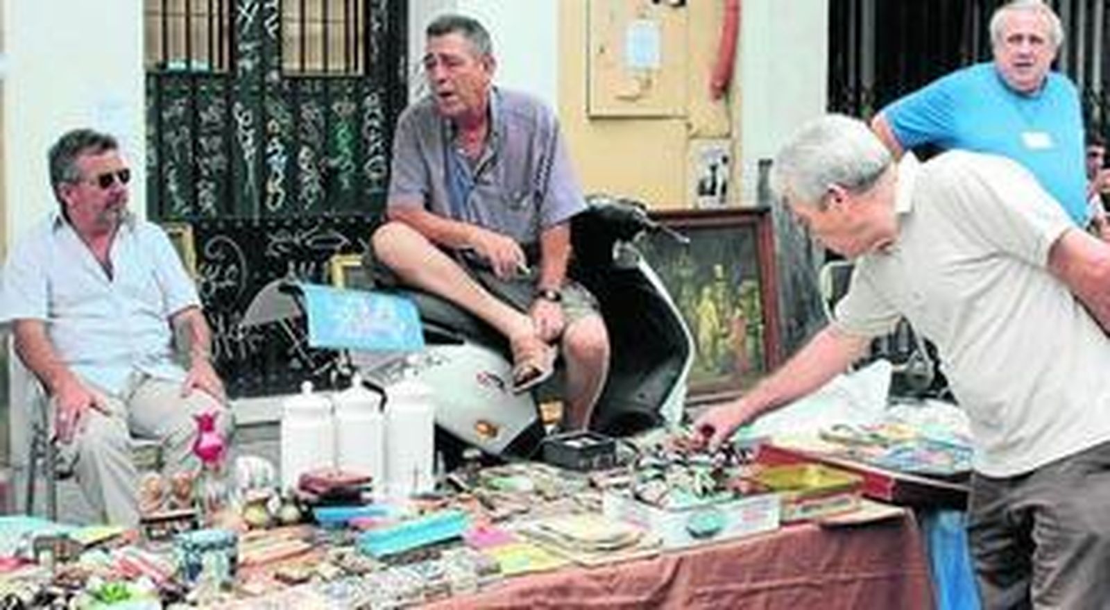Tertulianos en el mercadillo de la calle Feria, ayer, Jueves del último jueves de julio.