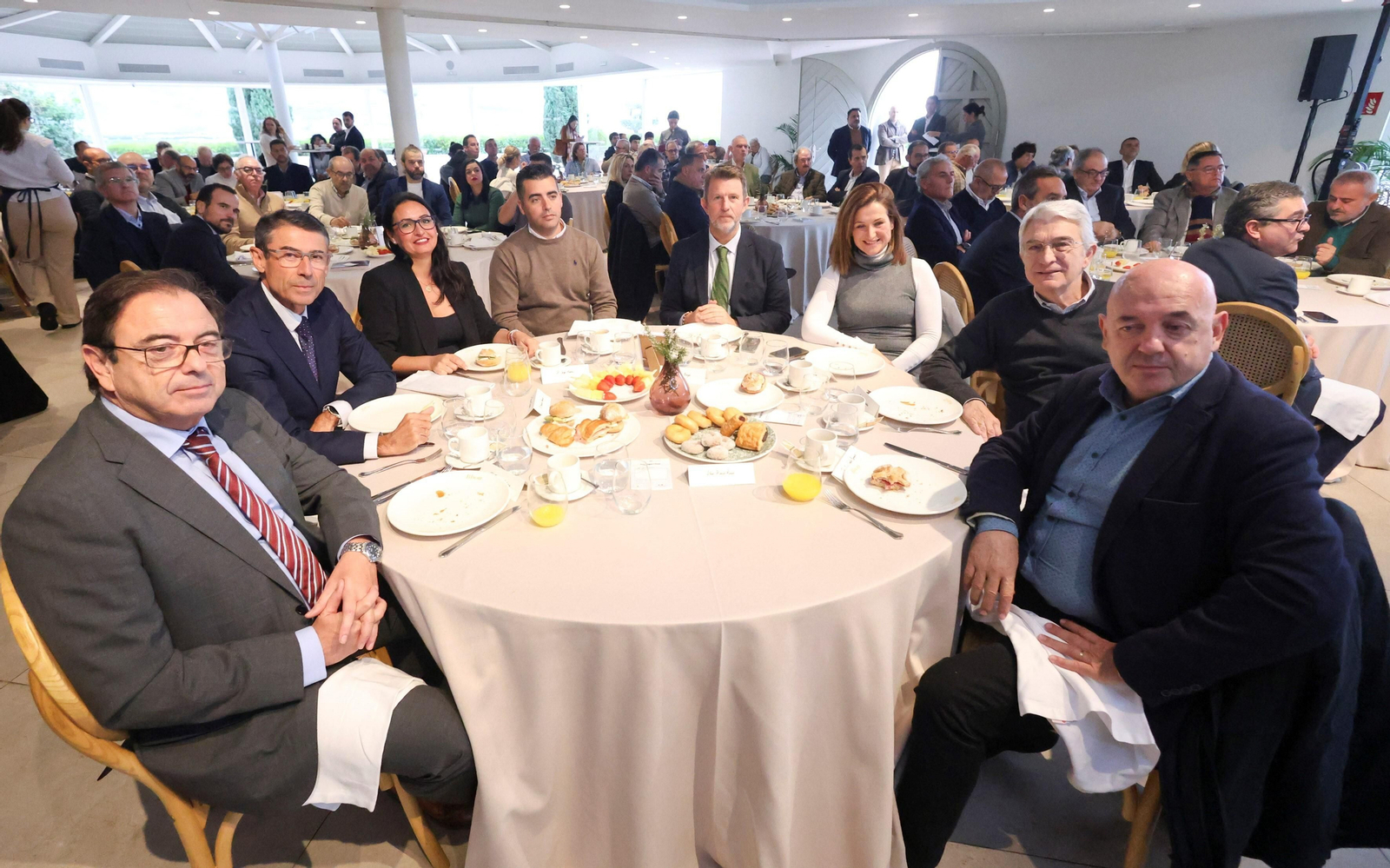 Las fotos que deja el desayuno-coloquio con el alcalde de Vélez-Málaga