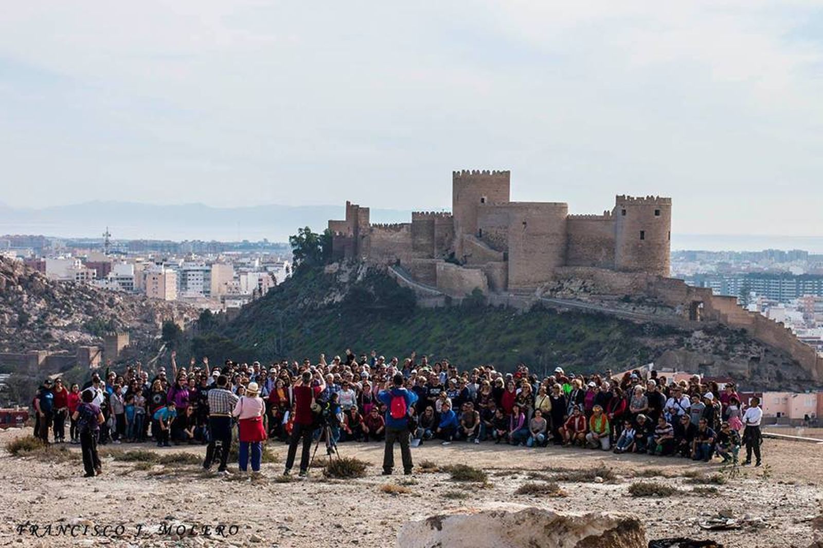 Decenas de personas posan con la Alcazaba de fondo en una de las rutas guiadas de la Chanpe.