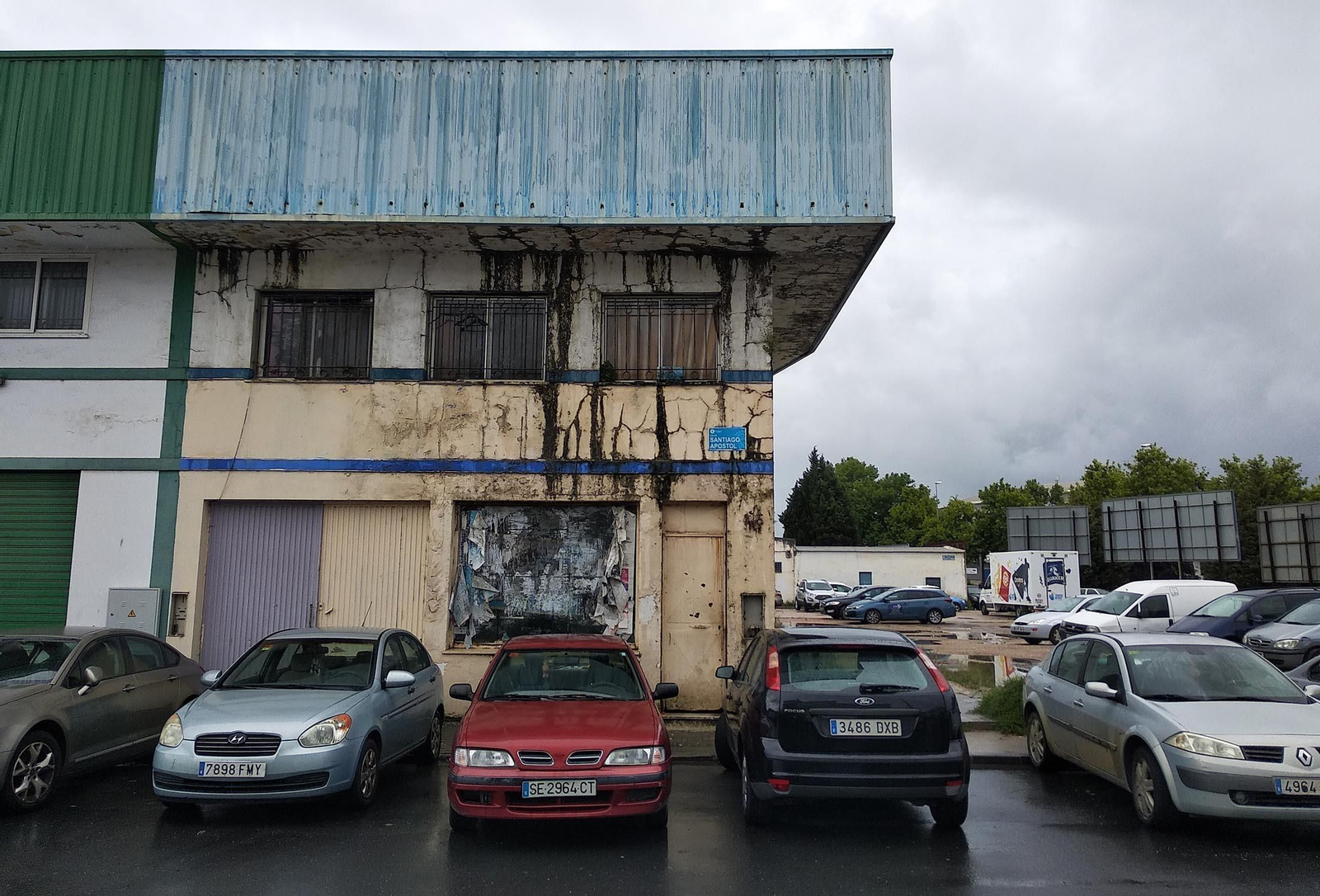 Imágenes de suciedad y okupas en la calle Santiago Apóstol