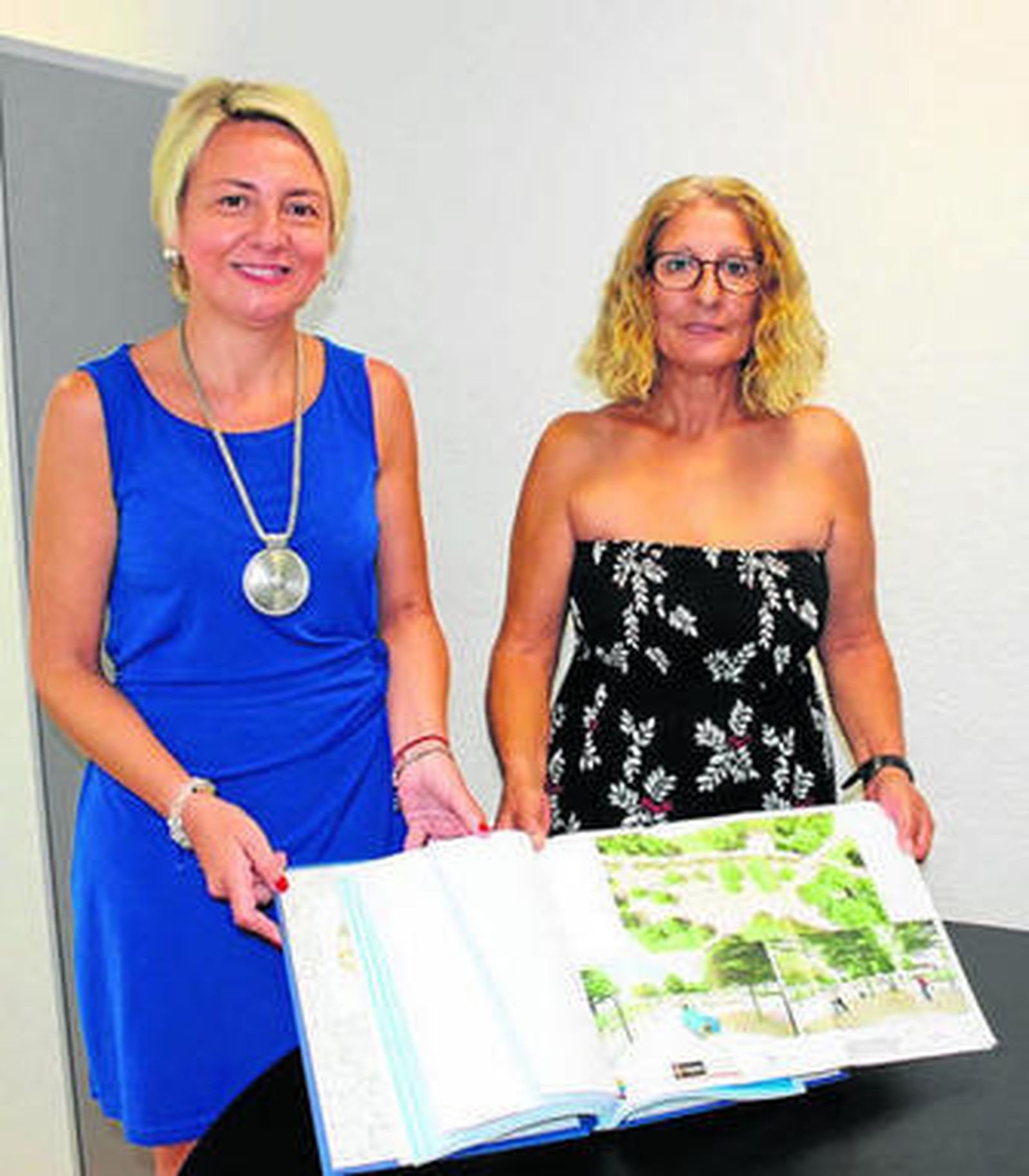 Las dos concejalas con el proyecto del nuevo parque.