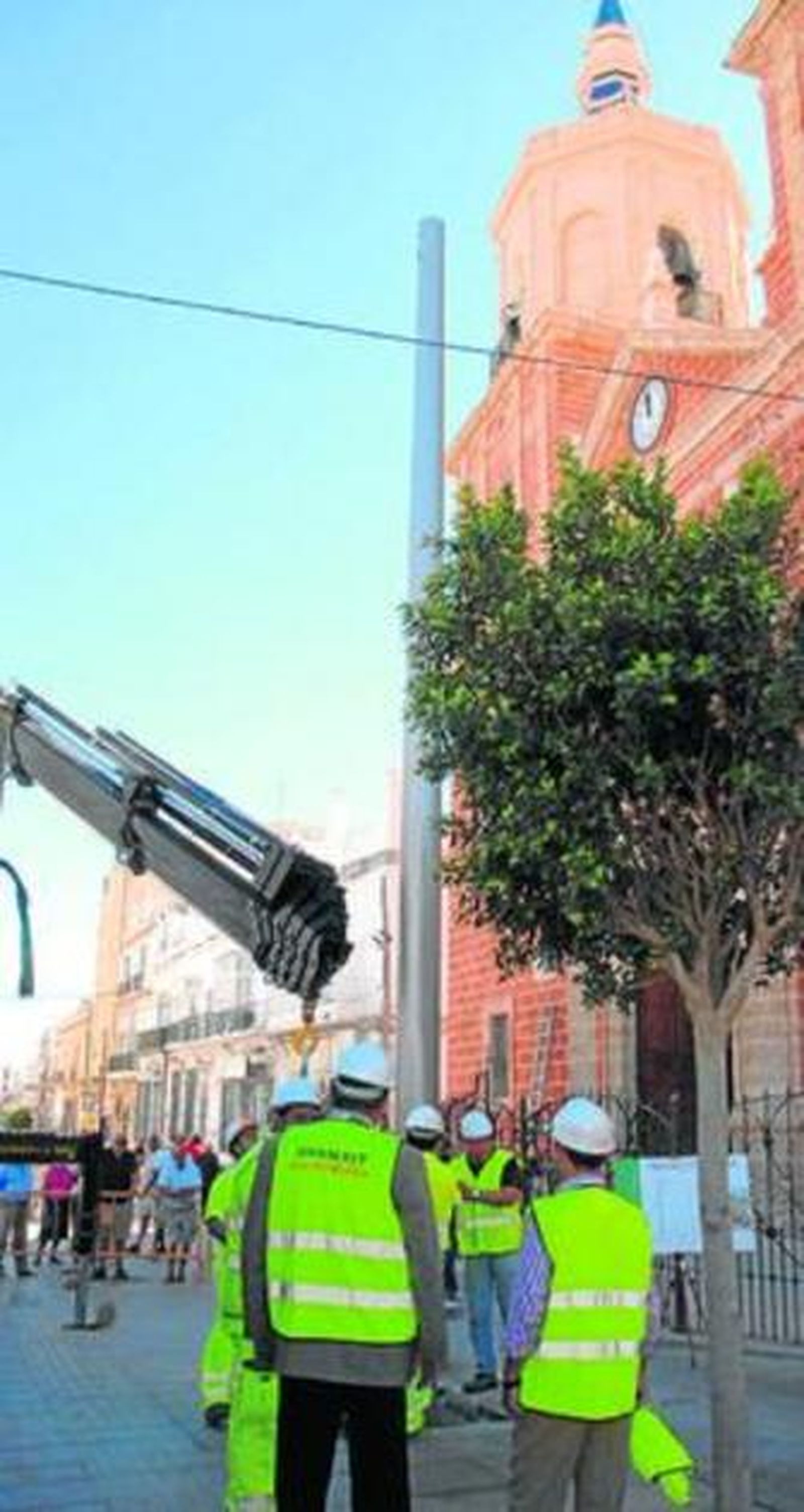 El primer poste colocado en la plaza de la Iglesia, ayer.