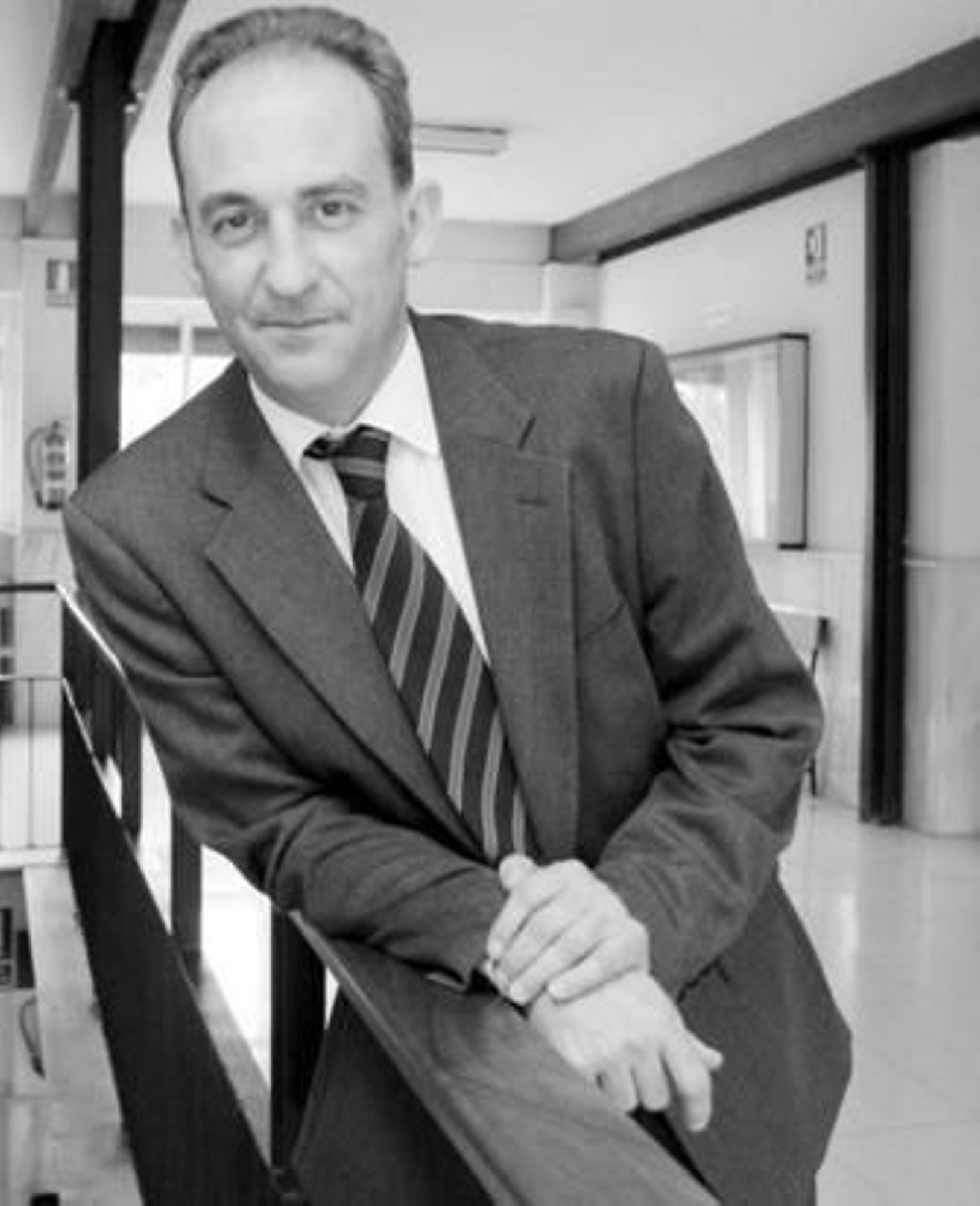 El directotr de ETEA, Gabriel Pérez Alcalá, en uno de los pasillos de la institución jesuita.