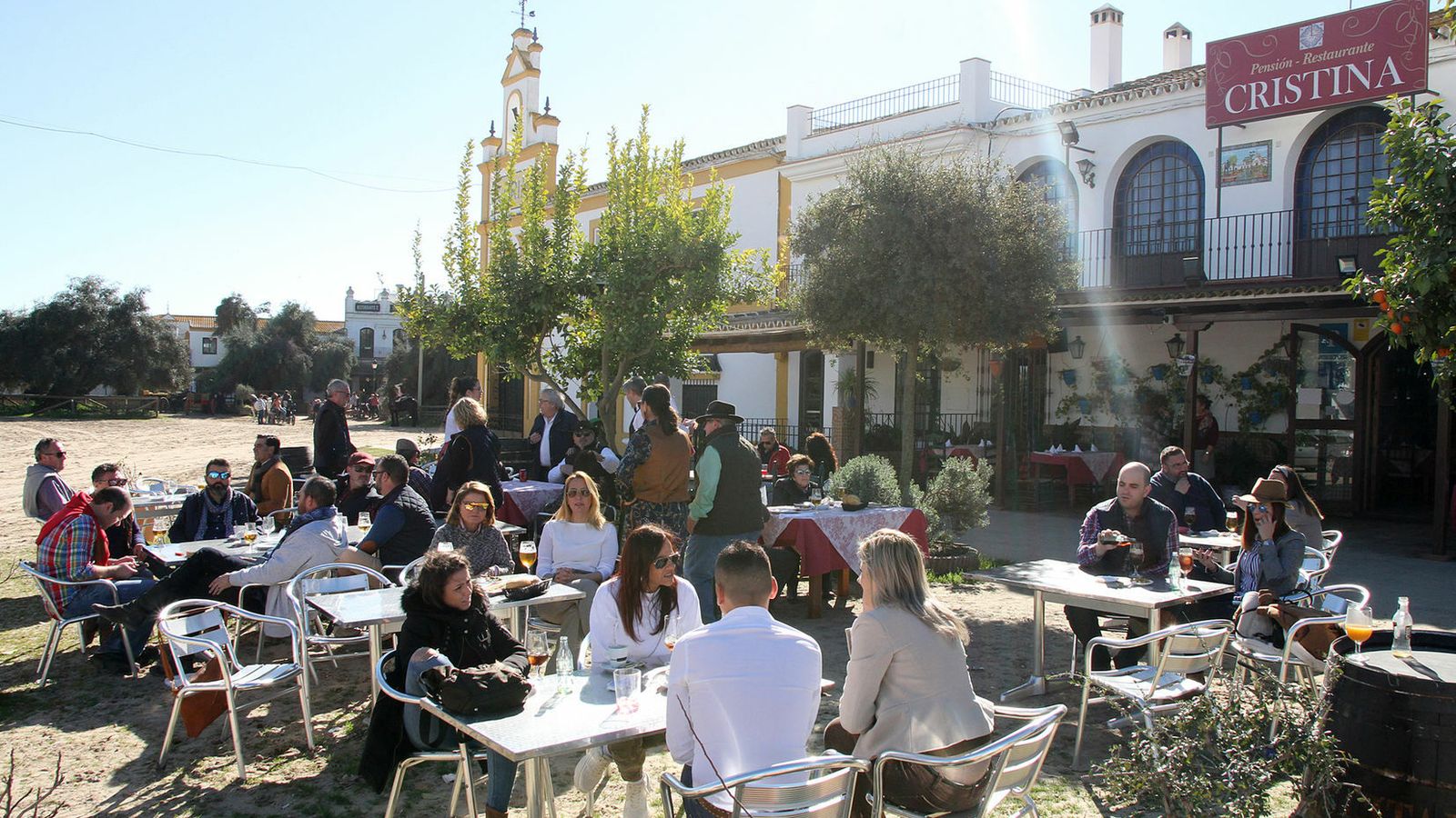 Terrazas de bares y restaurantes sobre las calles arenosas del Rocío.