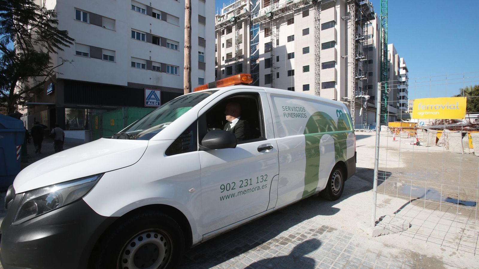 El coche de la funeraria sale de la obra de las promociones de Bodegas Abárzuza, en Cádiz capital, con el cuerpo de un trabajador fallecido en 2019.