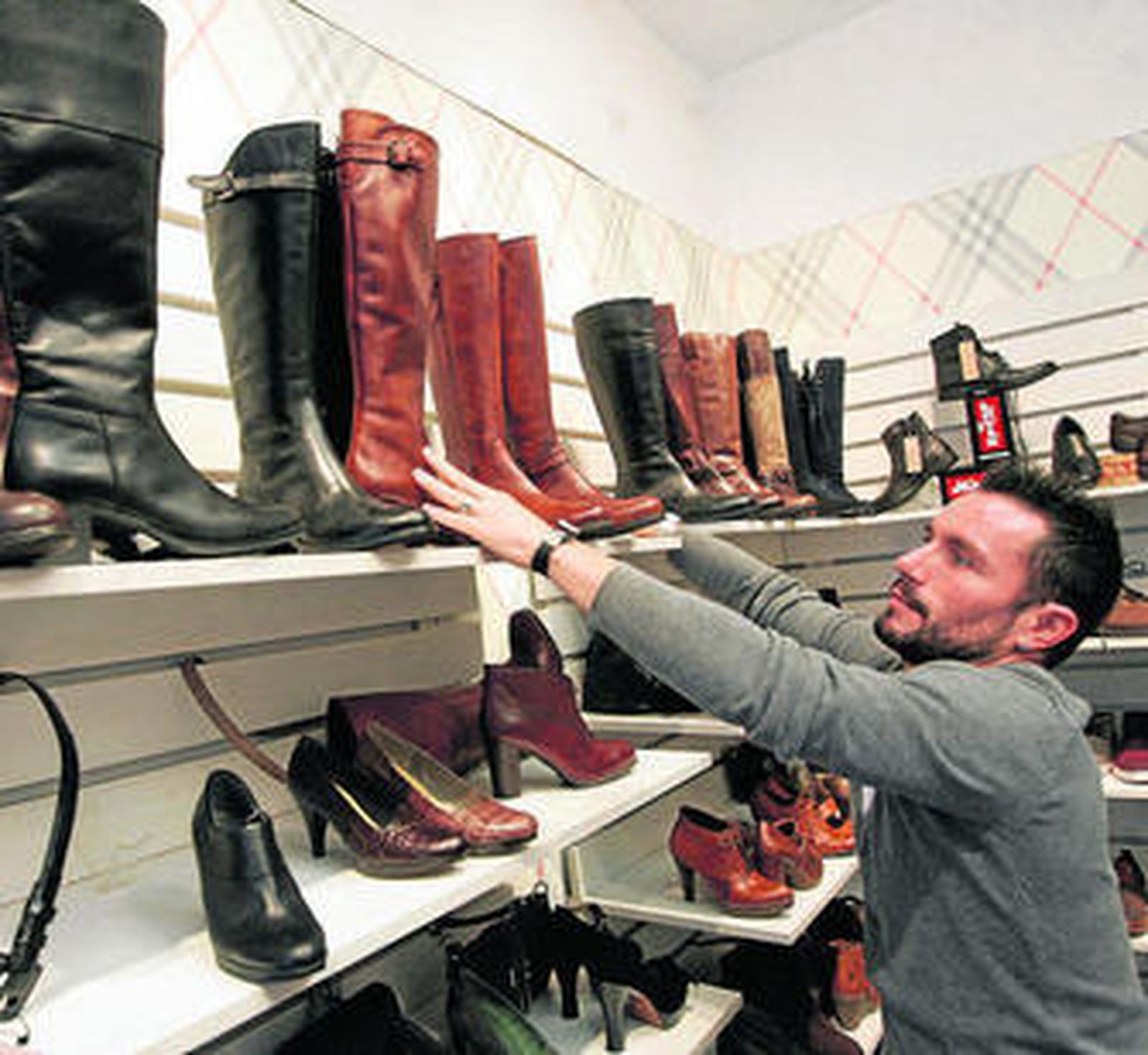 Agustín García coloca los últimos modelos en botas.