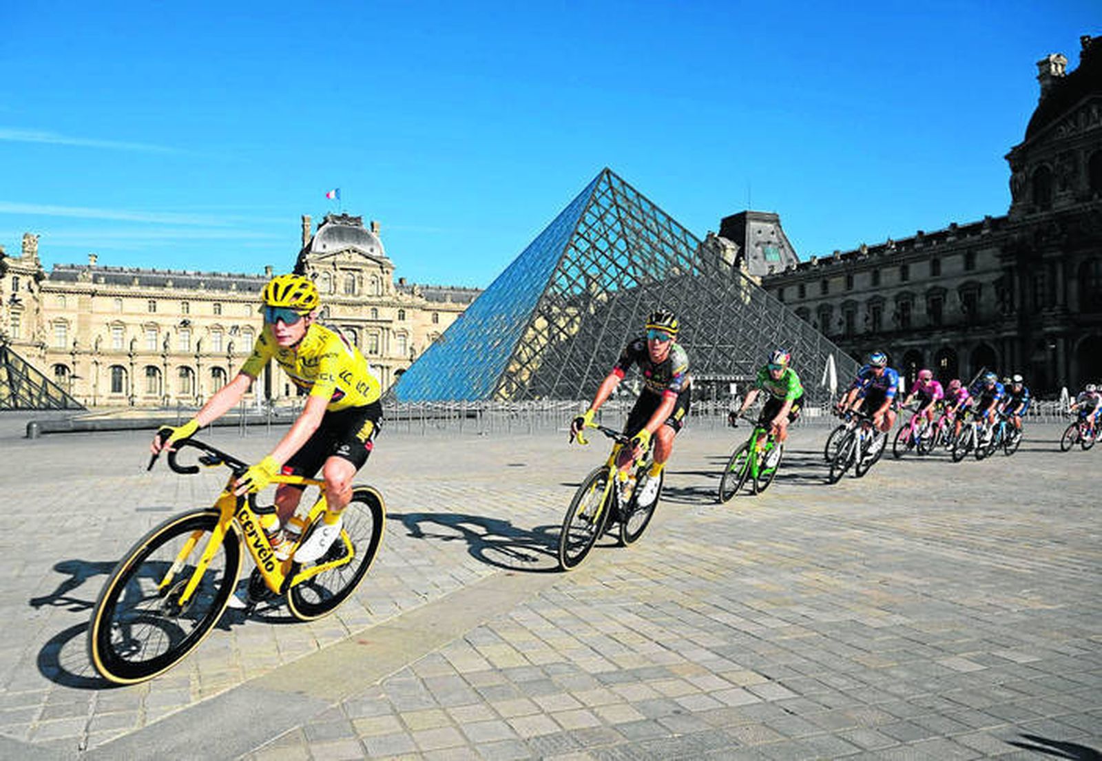 Jonas Vingegaard, ganador del Tour, pasando con el resto del pelotón por el Louvre en una bonita instantánea de la última etapa por las calles parisinas.