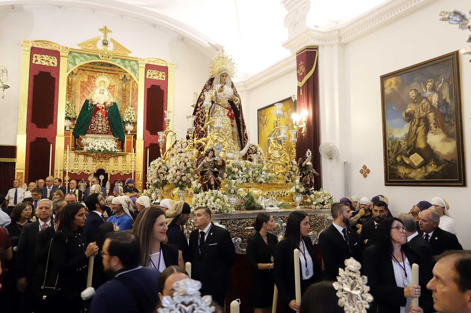 Imágenes de la procesión de la Virgen de la Amargura por las calles de Huelva