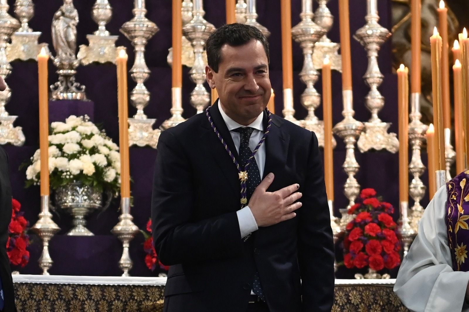 Moreno, en el momento de recibir la medalla.