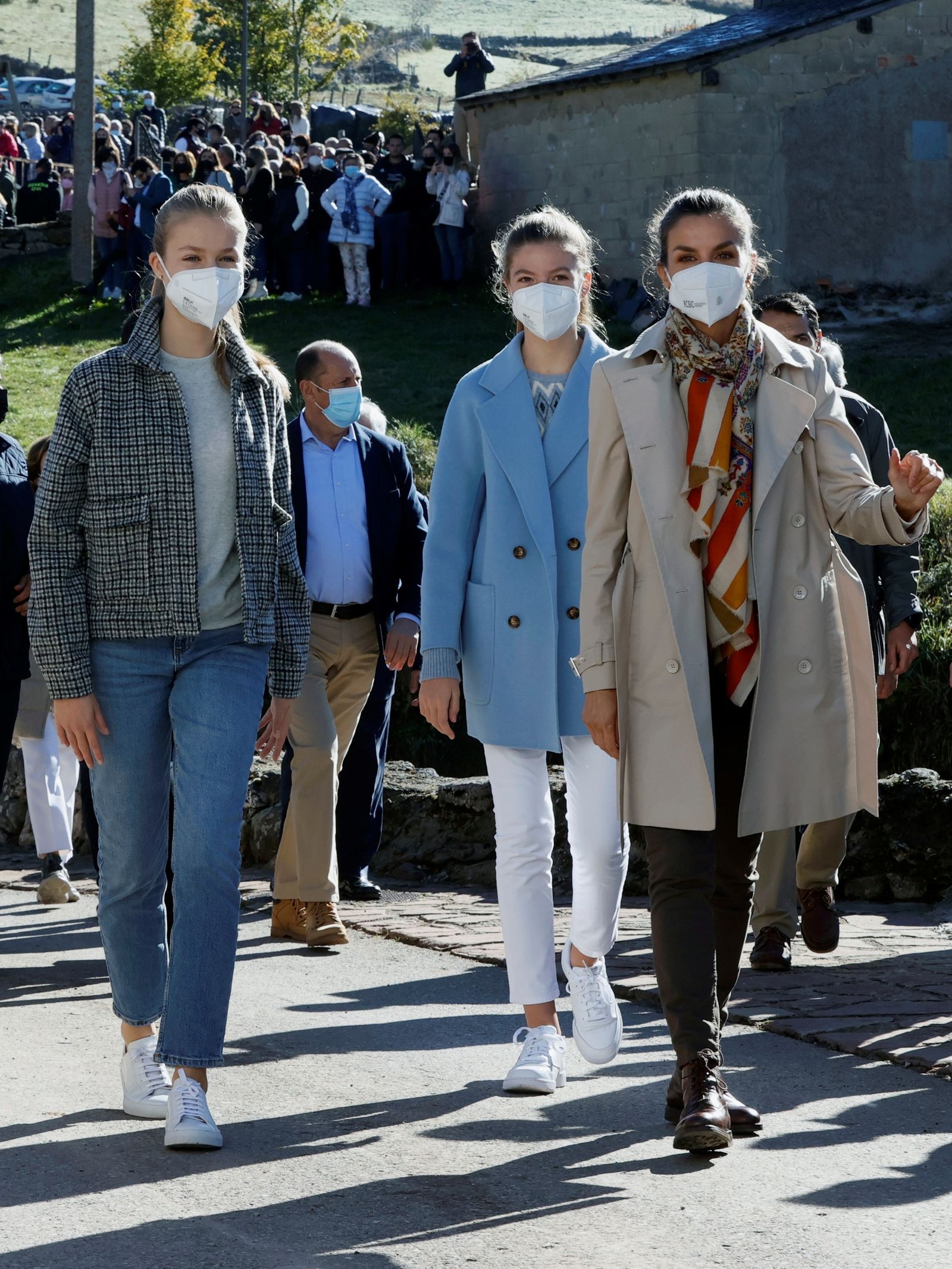 La Reina, con gabardina beige, y sus hijas, con vaqueros.
