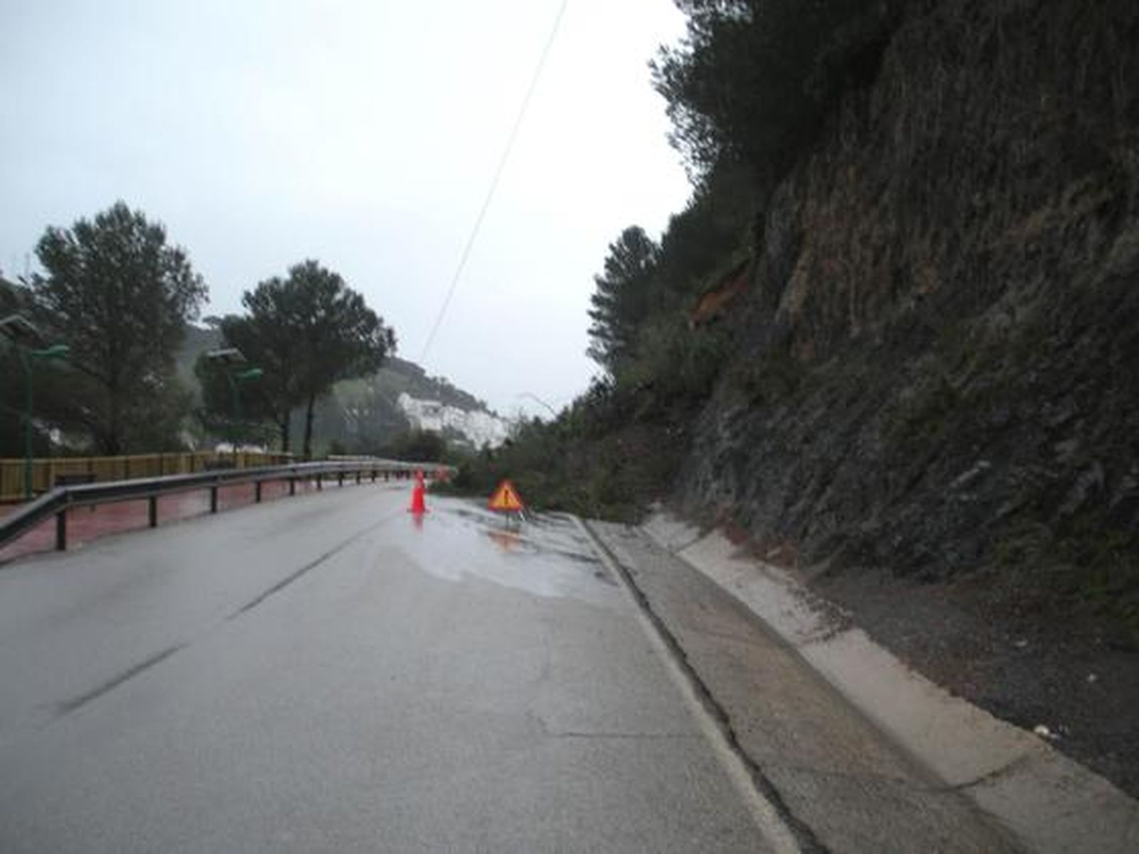 Corte de una carretera por culpa de un desprendimiento. / Encarna Jerez