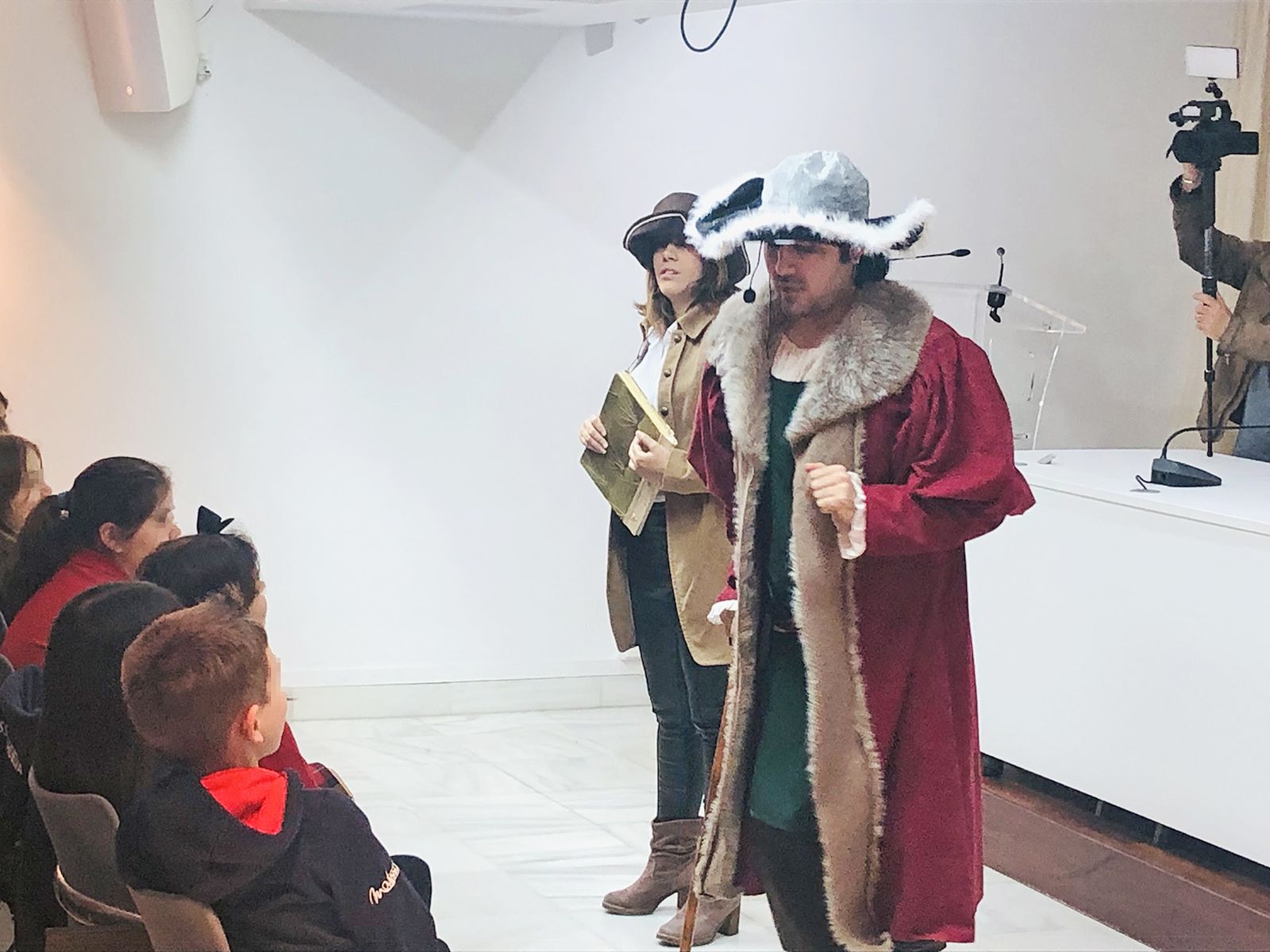 Representación teatral en la Biblioteca.