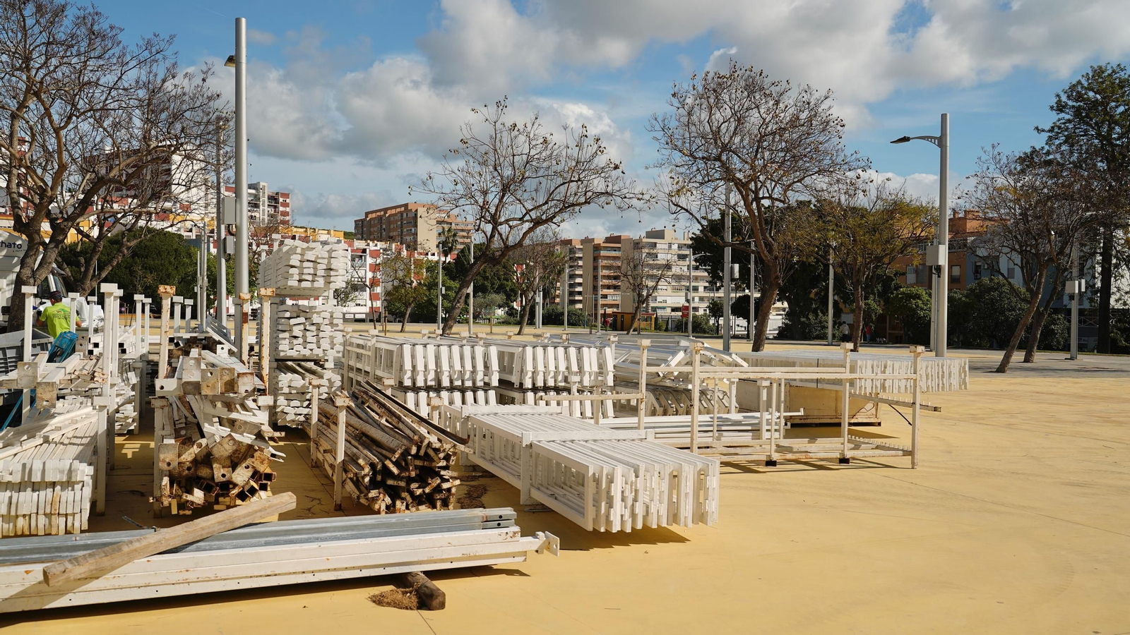 Comienza el montaje de las casetas de la Feria Real de Algeciras 2025