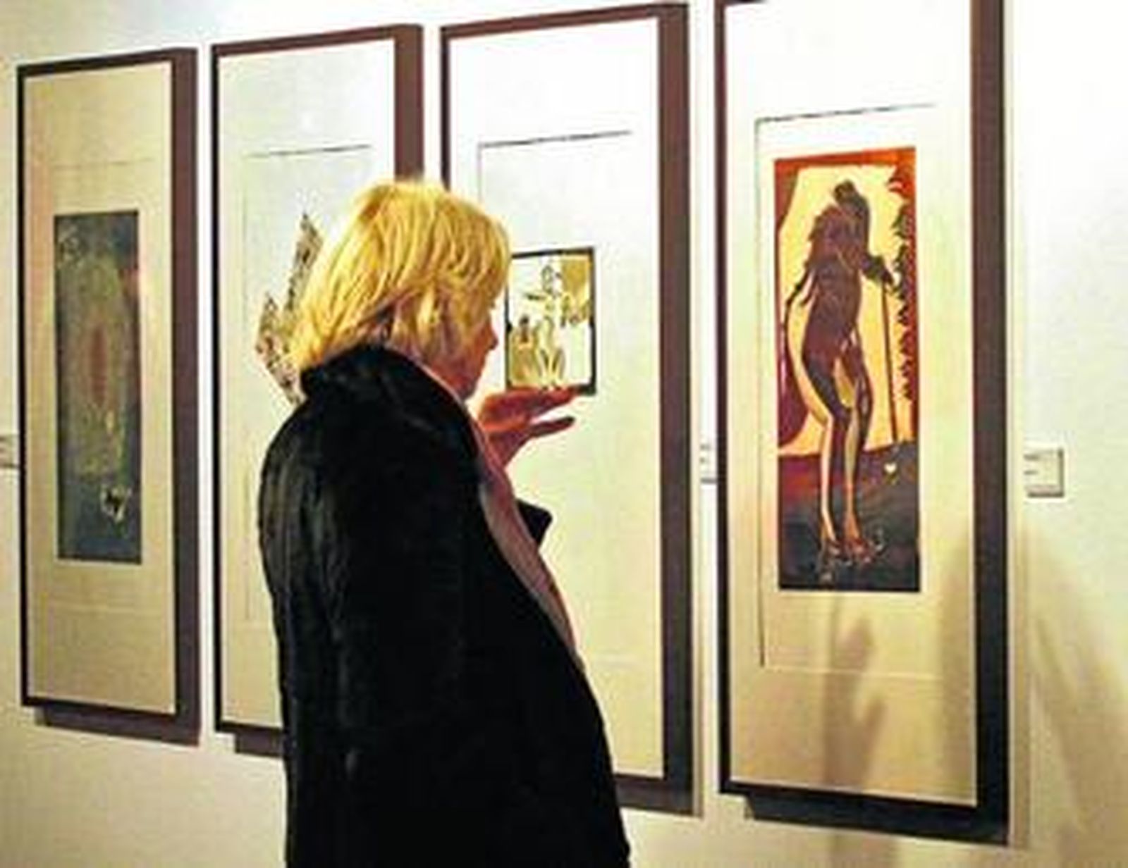 La alcaldesa contempla una de las 'iguanas' de Francisco Toledo.