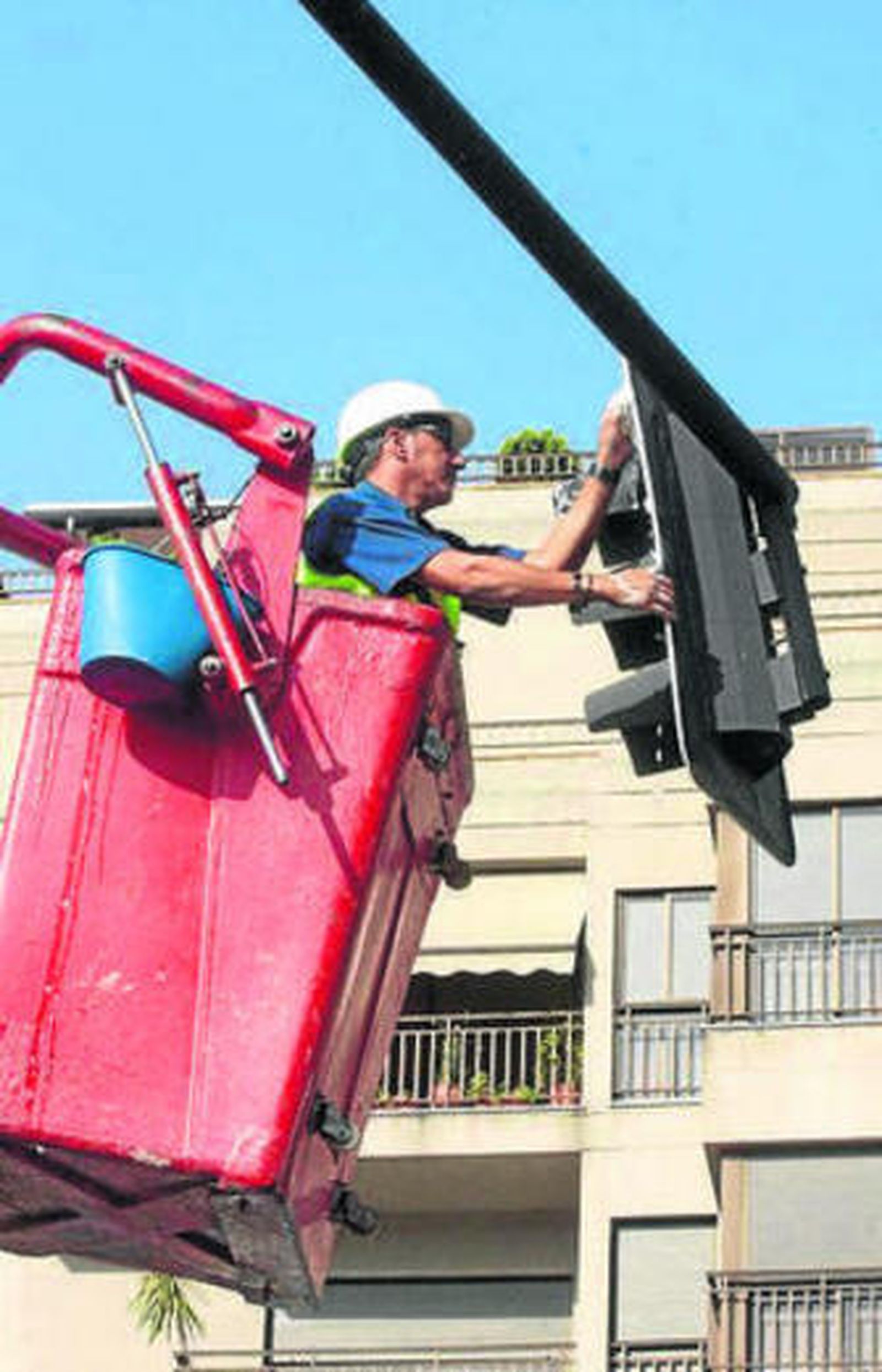 1. Telesfora Ruiz presenta la campaña de mantenimiento de los elementos semafóricos. 2. ACISA procederá a la limpieza y pintado de los semáforos. 3. La Policía Local regulará los cruces de mayor tráfico rodado. Fotos: M. de la Cruz