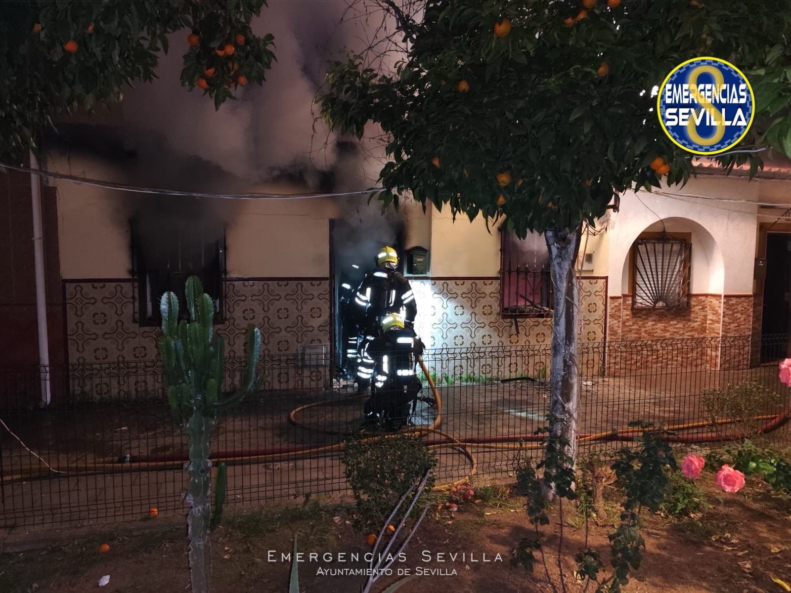 Los Bomberos acceden a la vivienda donde se inició el fuego.