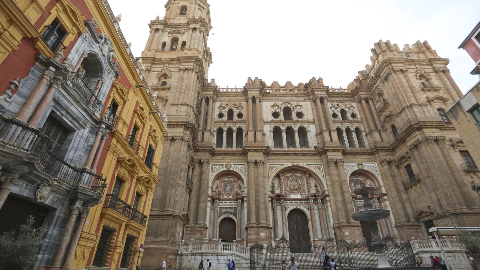 La Catedral de Málaga desde la Plaza del Obispo.