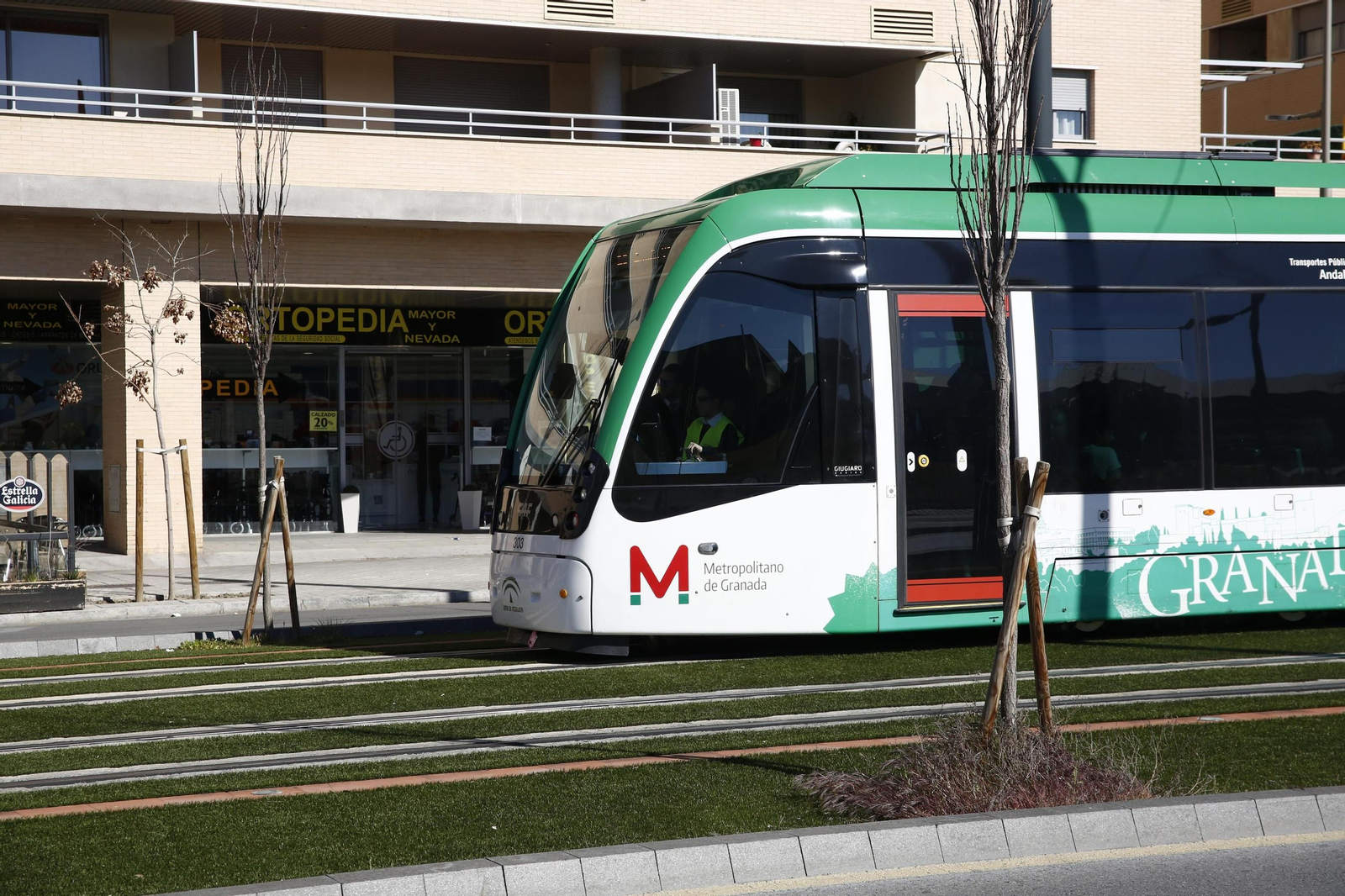 El Metro de Granada a su paso por el PTS.