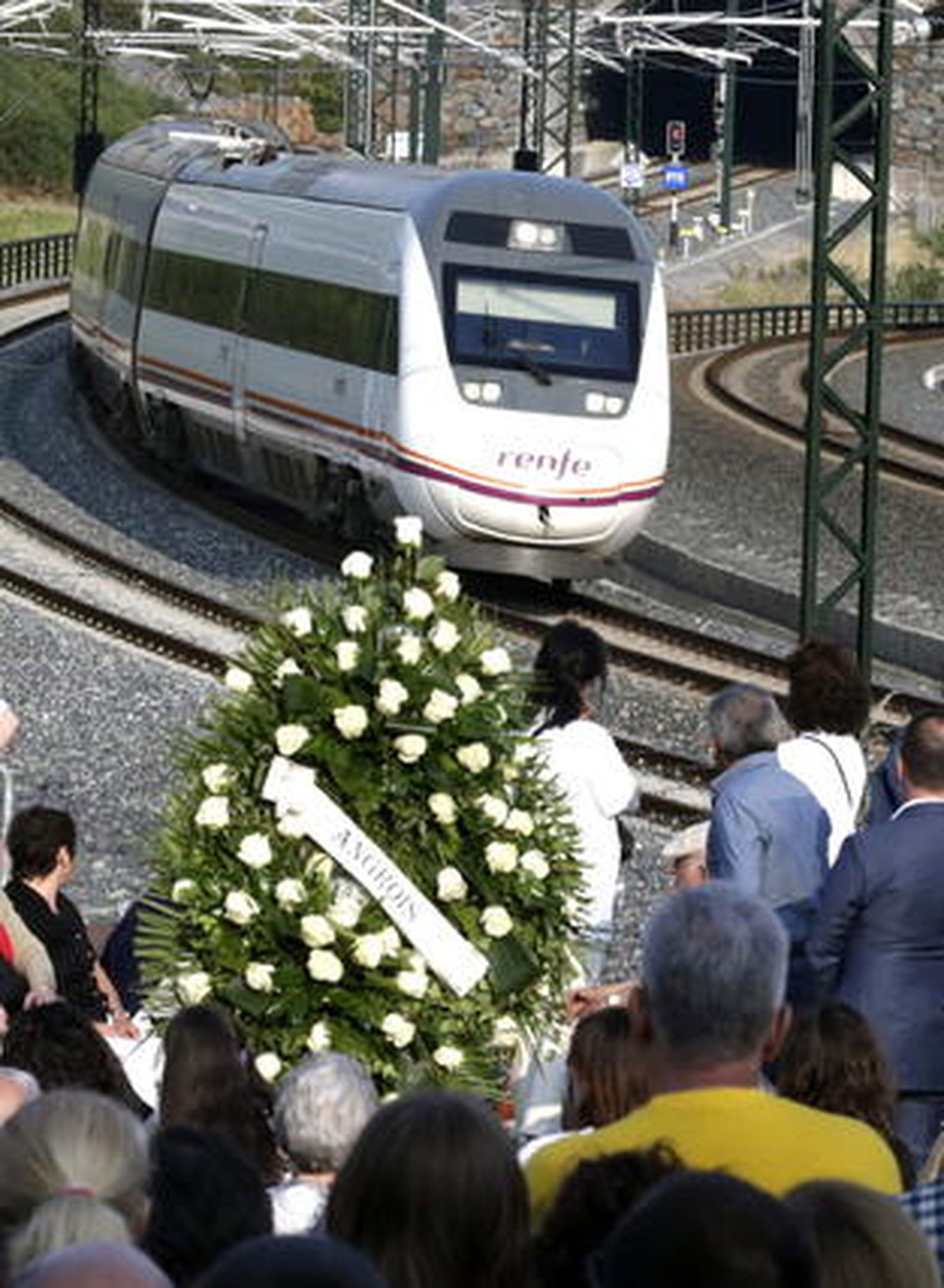 Homenajes y ofrendas florales en el lugar del accidente.

Foto: EFE
