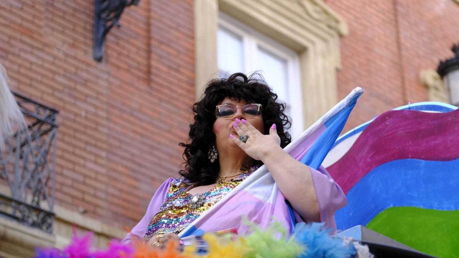 Paca la Piraña en la carroza del desfile.