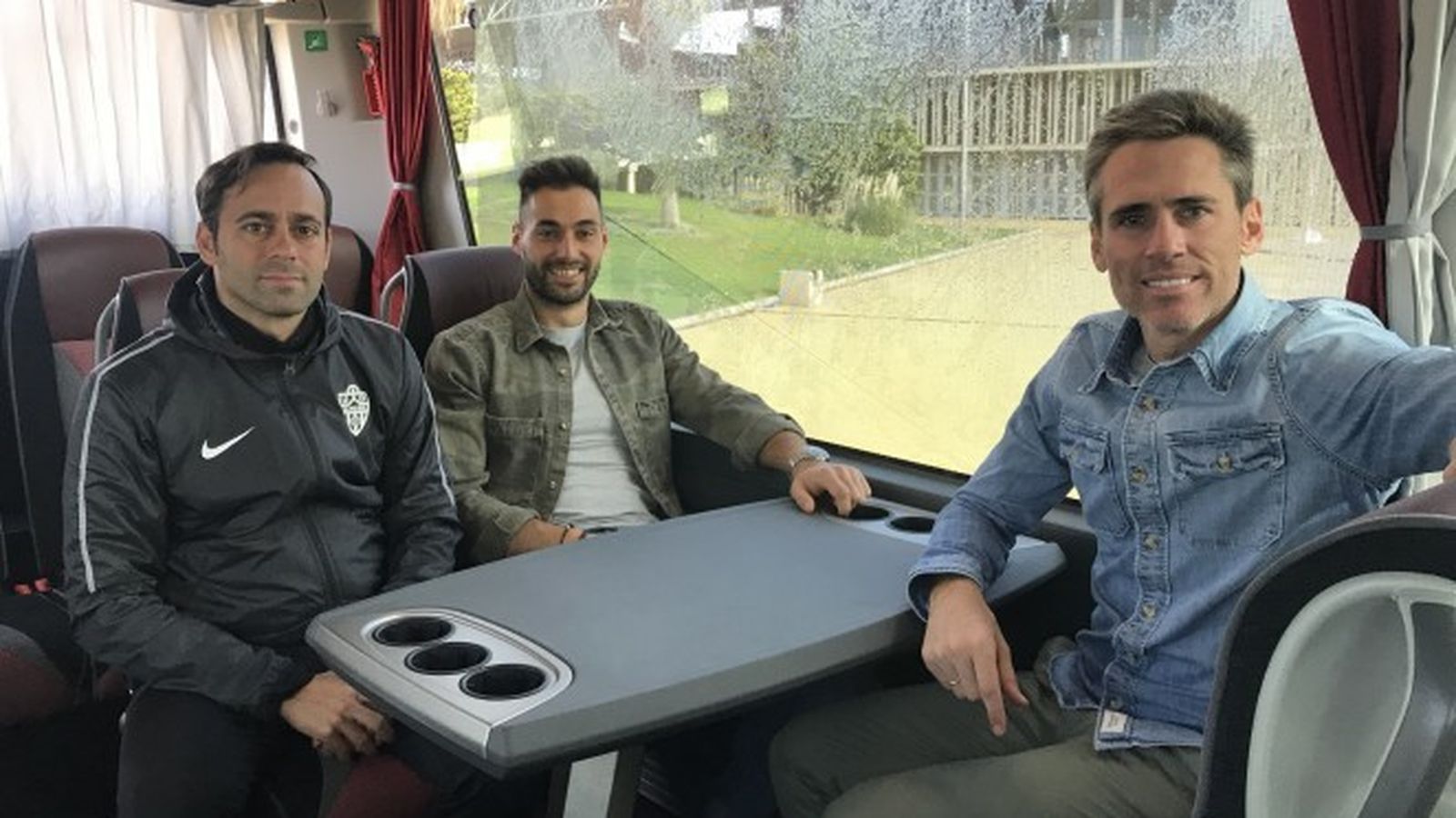 El vehículo es de alta gama y tiene todas las comodidades interiores