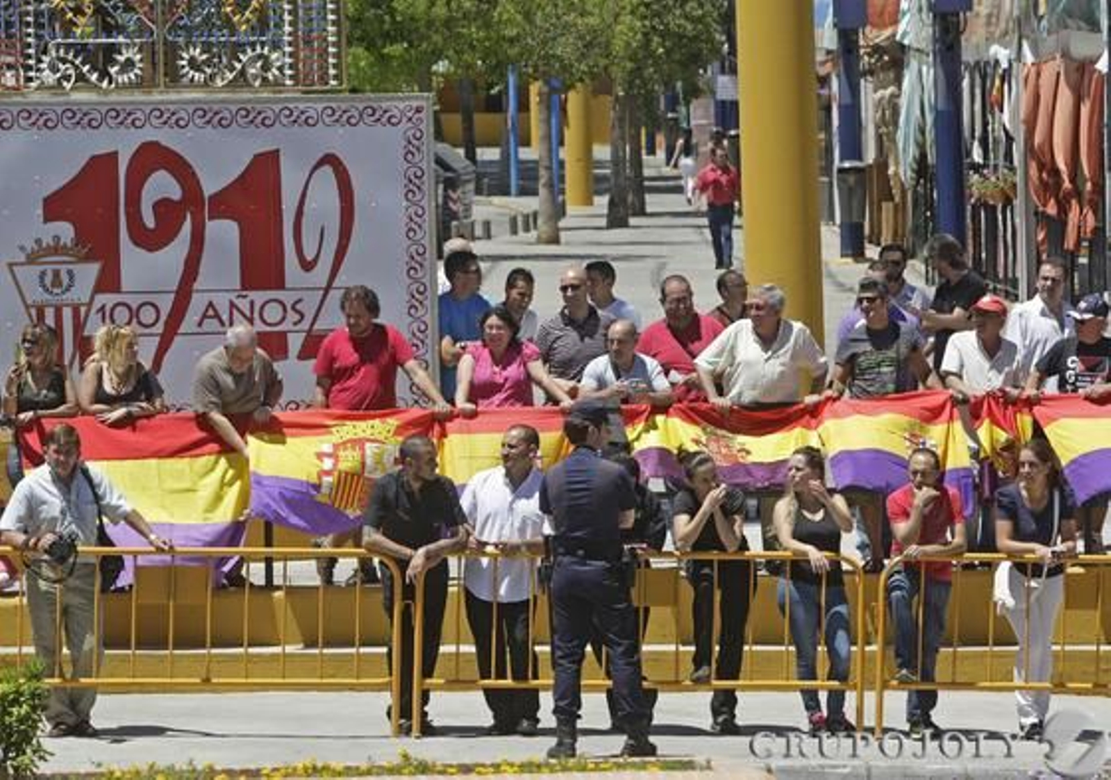 Don Juan Carlos muestra su apoyo a los pescadores y a la Guardia Civil por el trabajo que realizan./Erasmo Fenoy