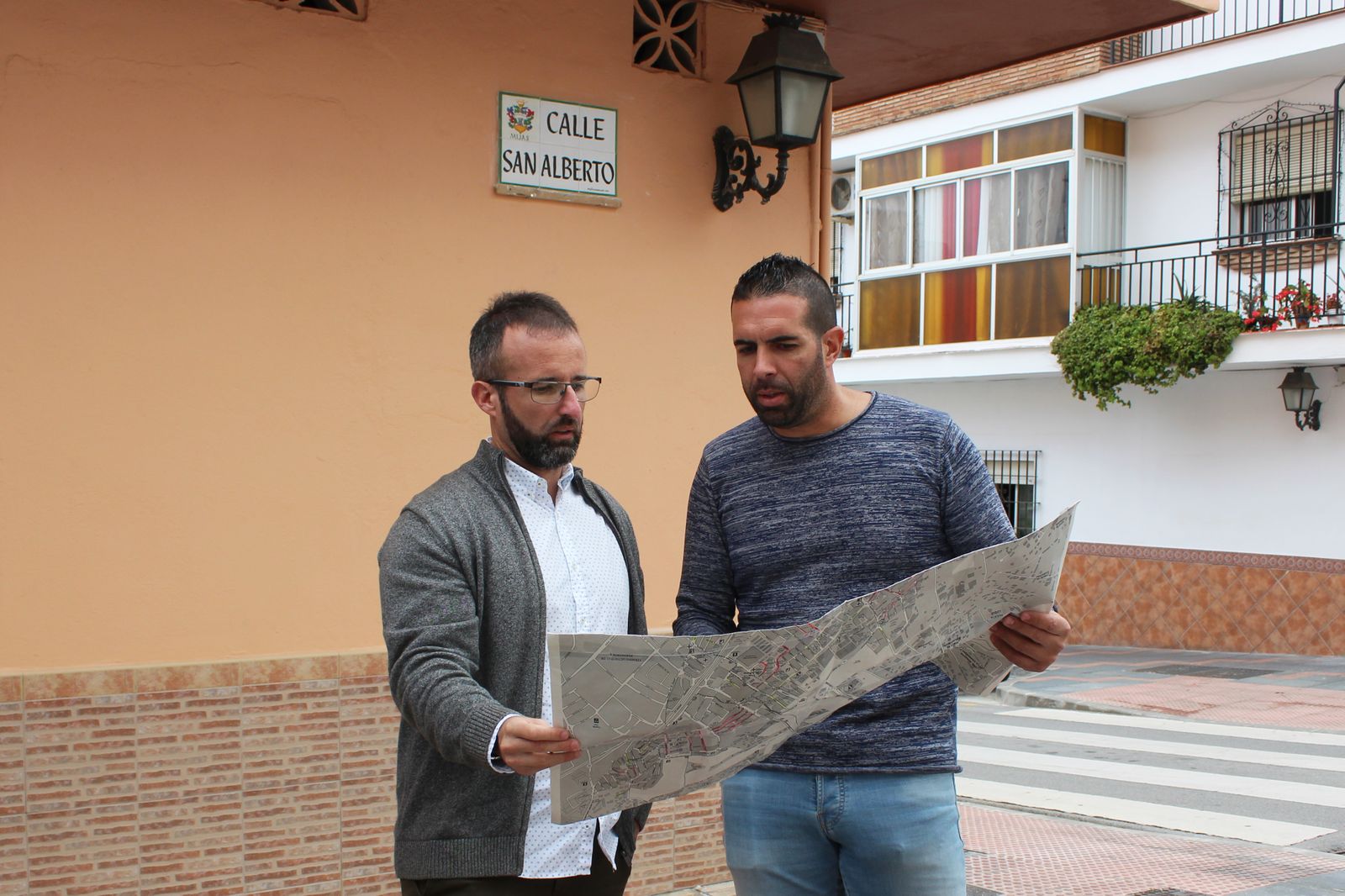 El concejal de Vía Pública de Mijas, Nicolás Cruz (izq.)