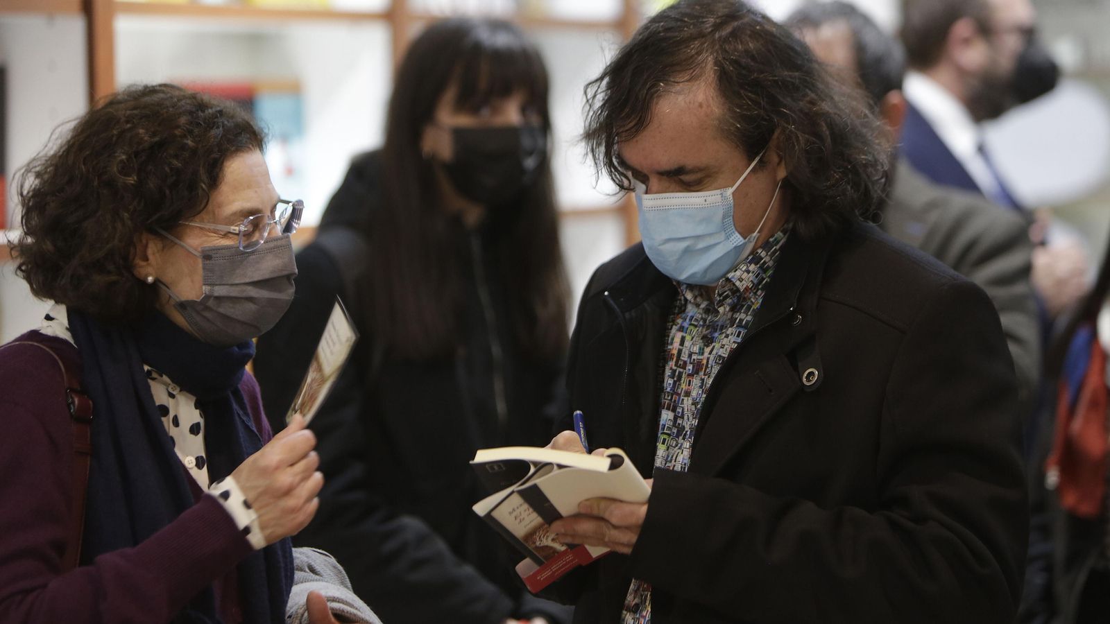 El escritor rumano atiende a sus lectores.