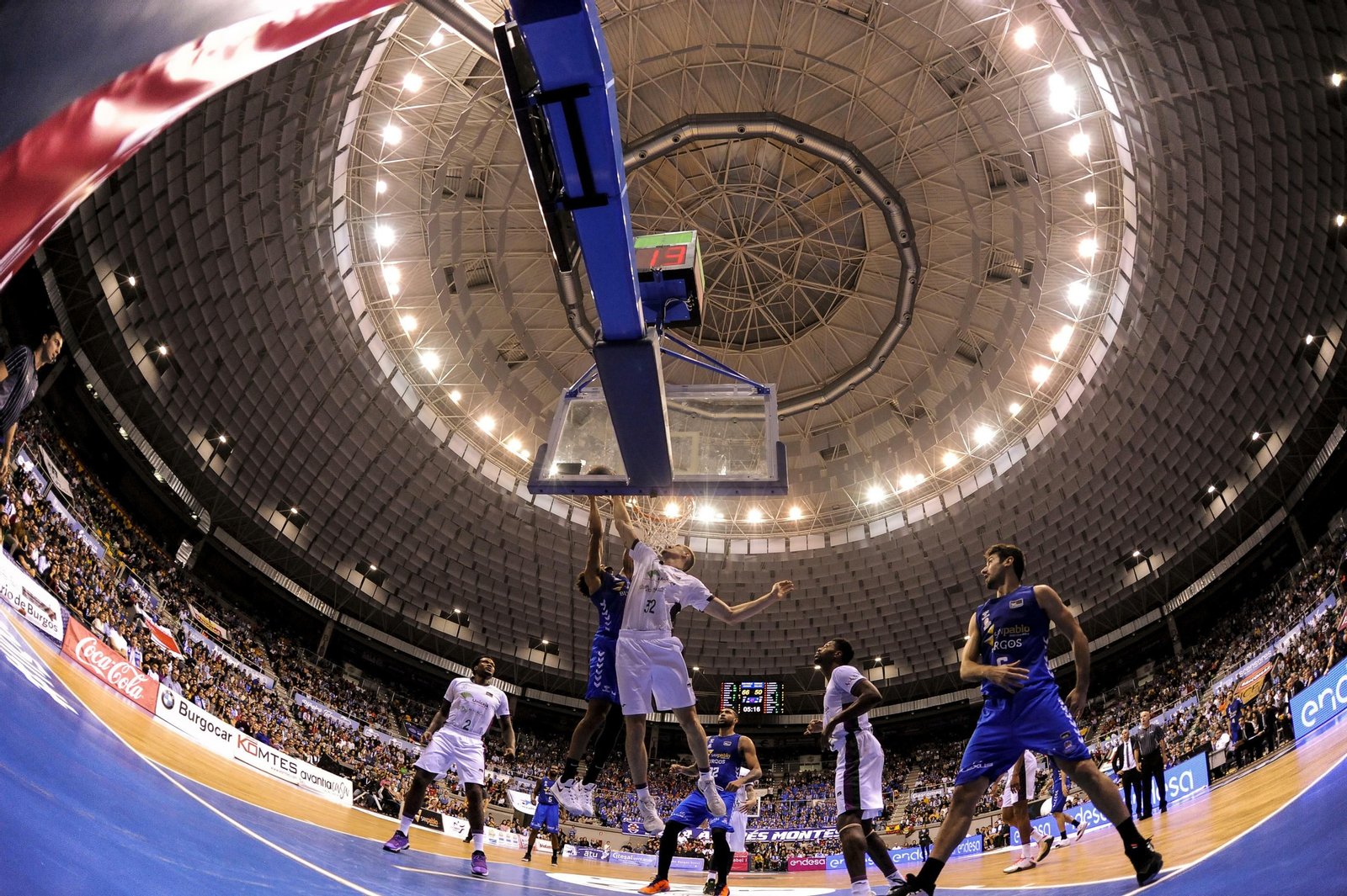 Rubén Guerrero pelea por un rebote en Burgos.