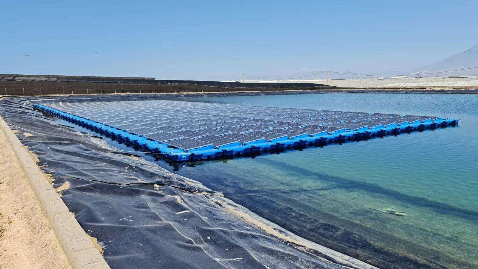 Placas solares en una de las balsas de Tierras de Almería