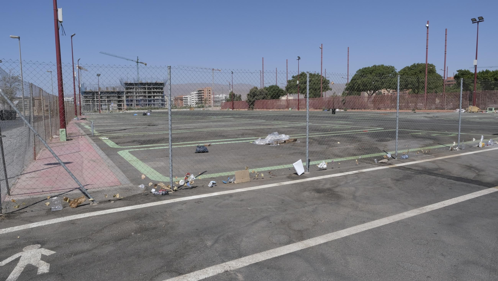 Fotos de la basura acumulada en el aparcamiento de los feriantes en la Vega de Acá