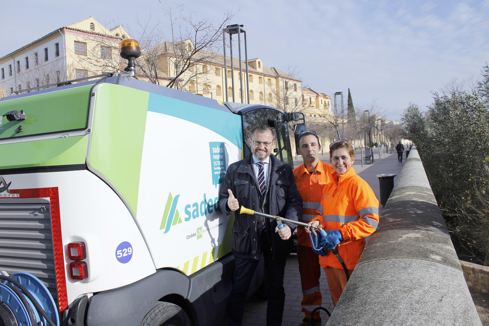 David Dorado, junto a operarios de Sadeco.