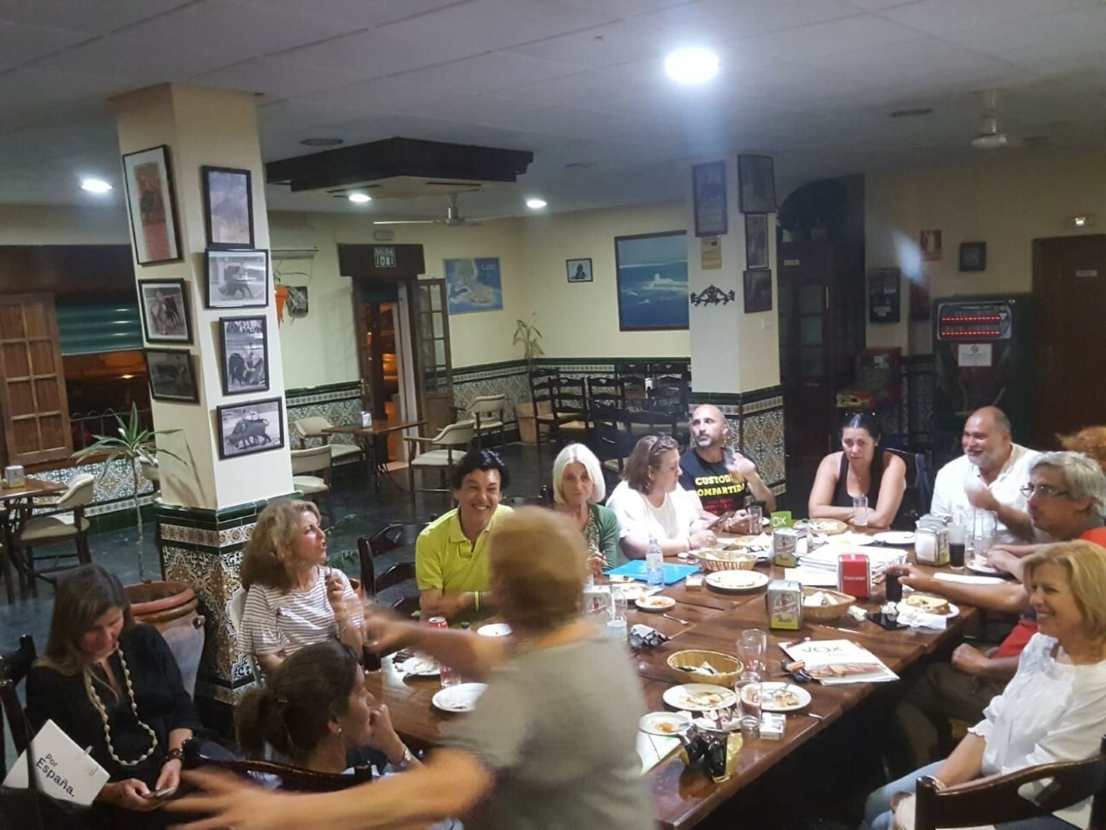 Vox Chiclana durante la noche electoral con una cena en el Bar La Libertad.