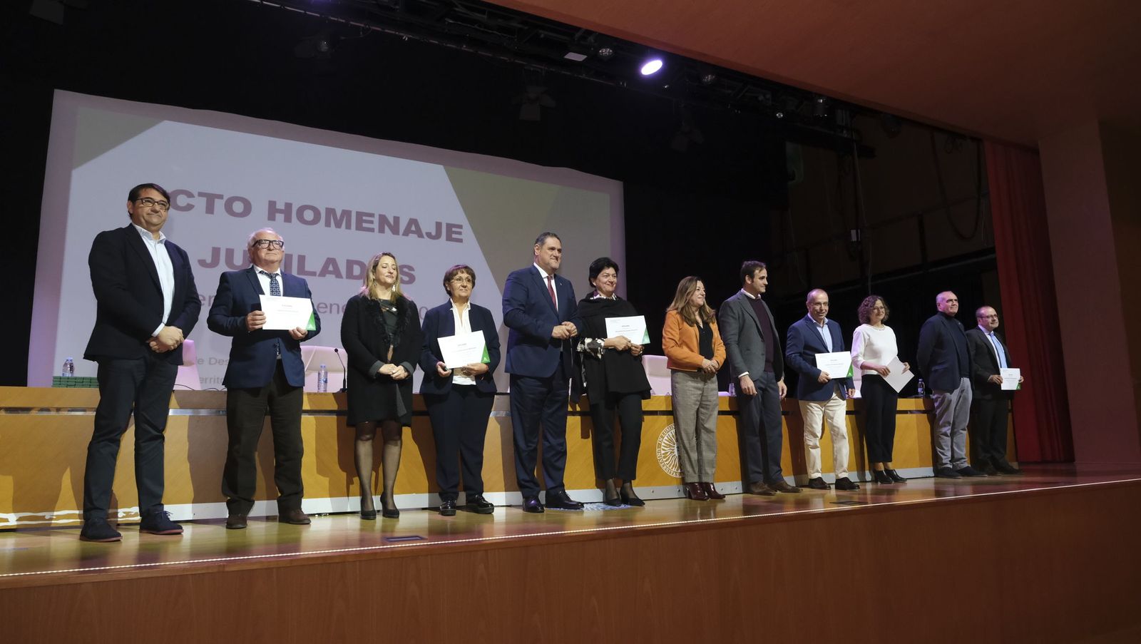 Los maestros docentes jubilados reciben su homenaje en la paraninfo de la UAL