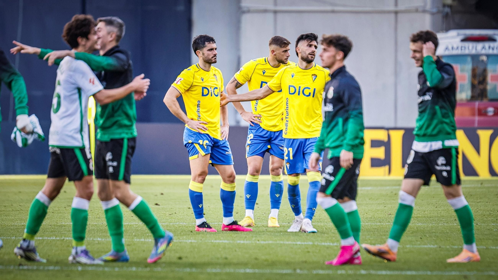 Jugadores del Racing celebran la victoria en Cádiz ante la desolación de los amarillos.