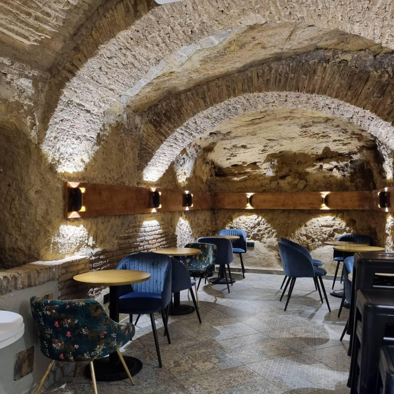 Uno de los espacios del bar cueva Alcaraván, en Arcos.