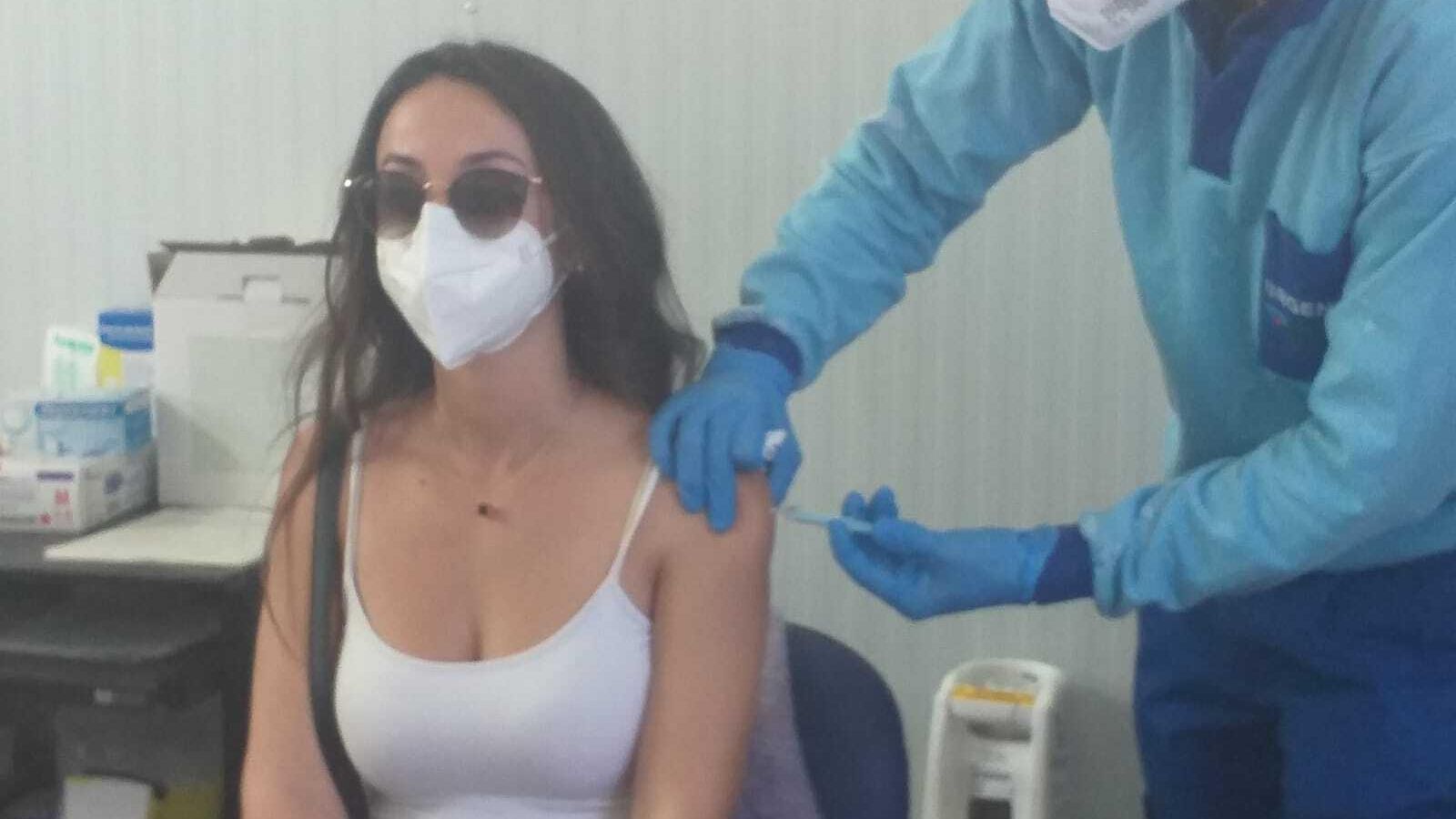 La docente María Arévalo recibe la vacuna del coronavirus, este martes, en Vélez-Málaga.