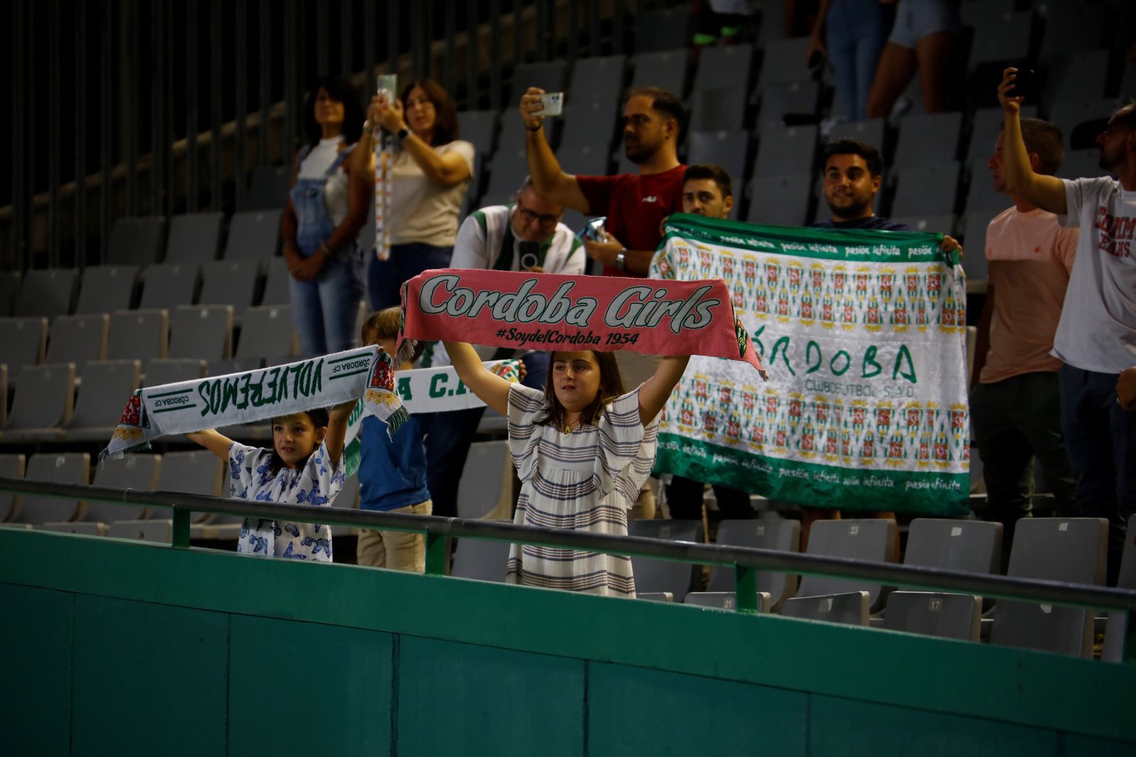 Las imágenes del ambiente en El Arcángel en el Córdoba CF - Linares