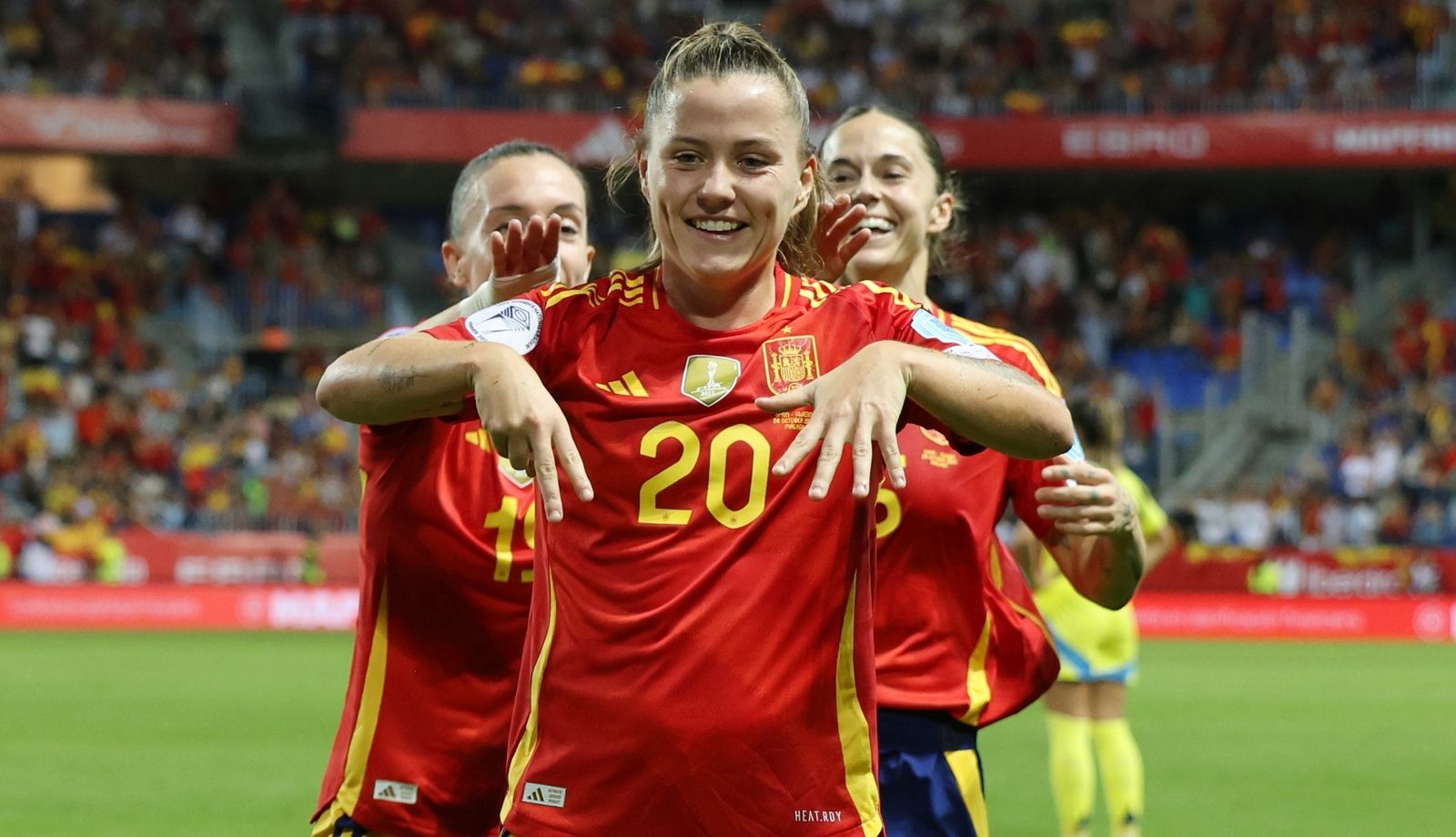 Claudia Pina celebra un gol con la Selección Española Femenina de Fútbol.