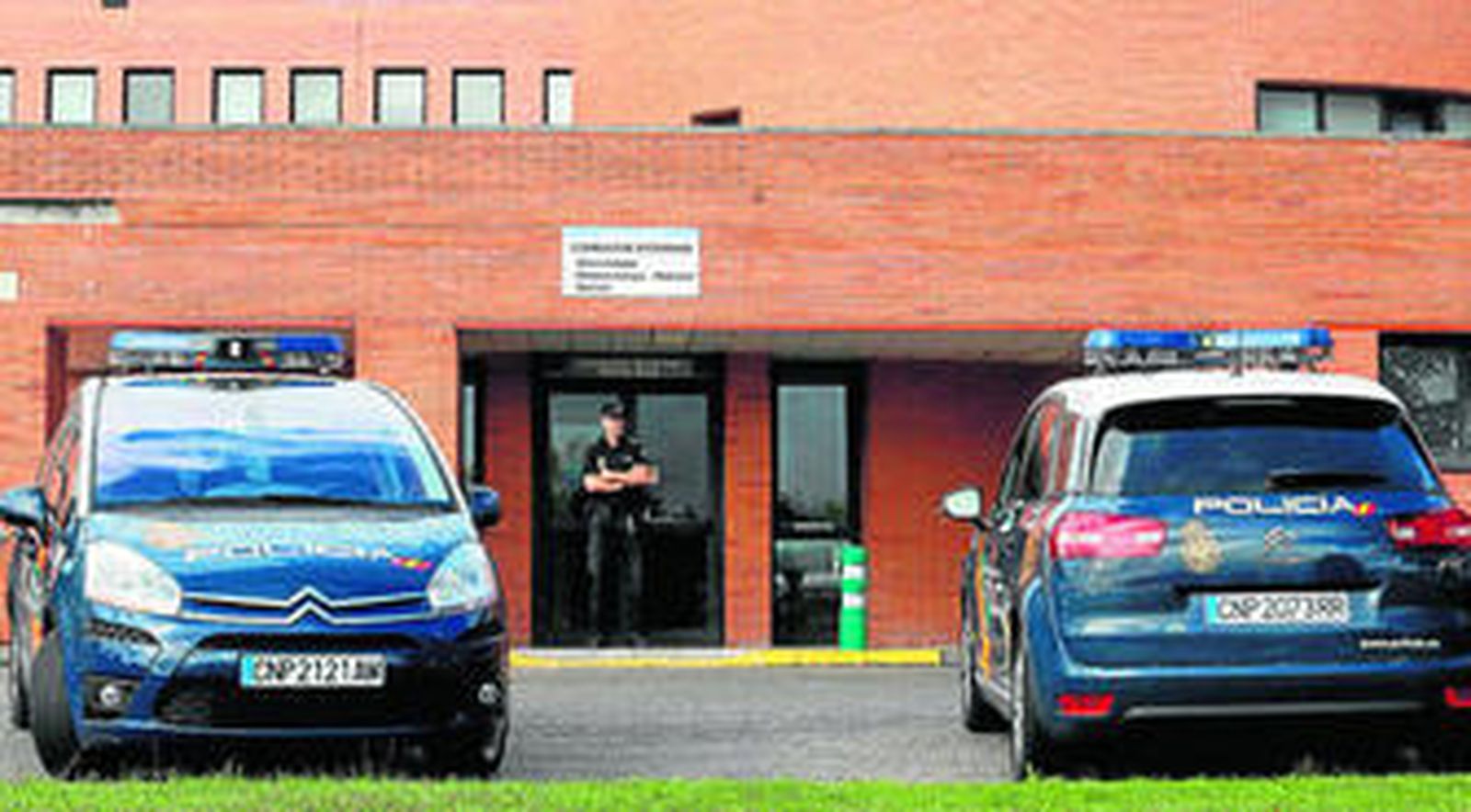 La Policía Nacional custodia la entrada del anatómico forense en el hospital del Bierzo, donde se realizó la autopsia a los restos del cuerpo.