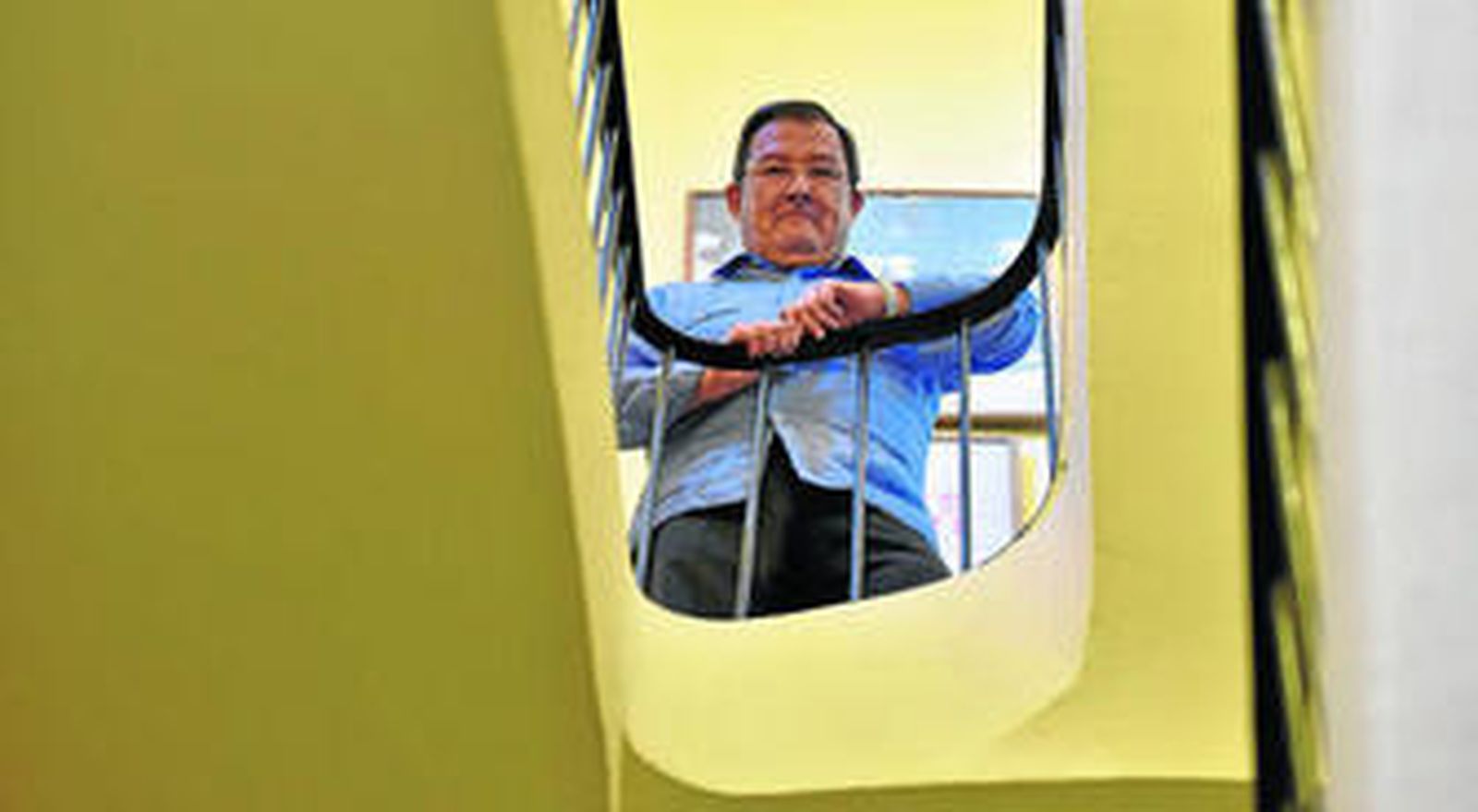 Joaquín Sainz de la Maza en las escaleras de la sede del Consejo de Hermandades y Cofradías.