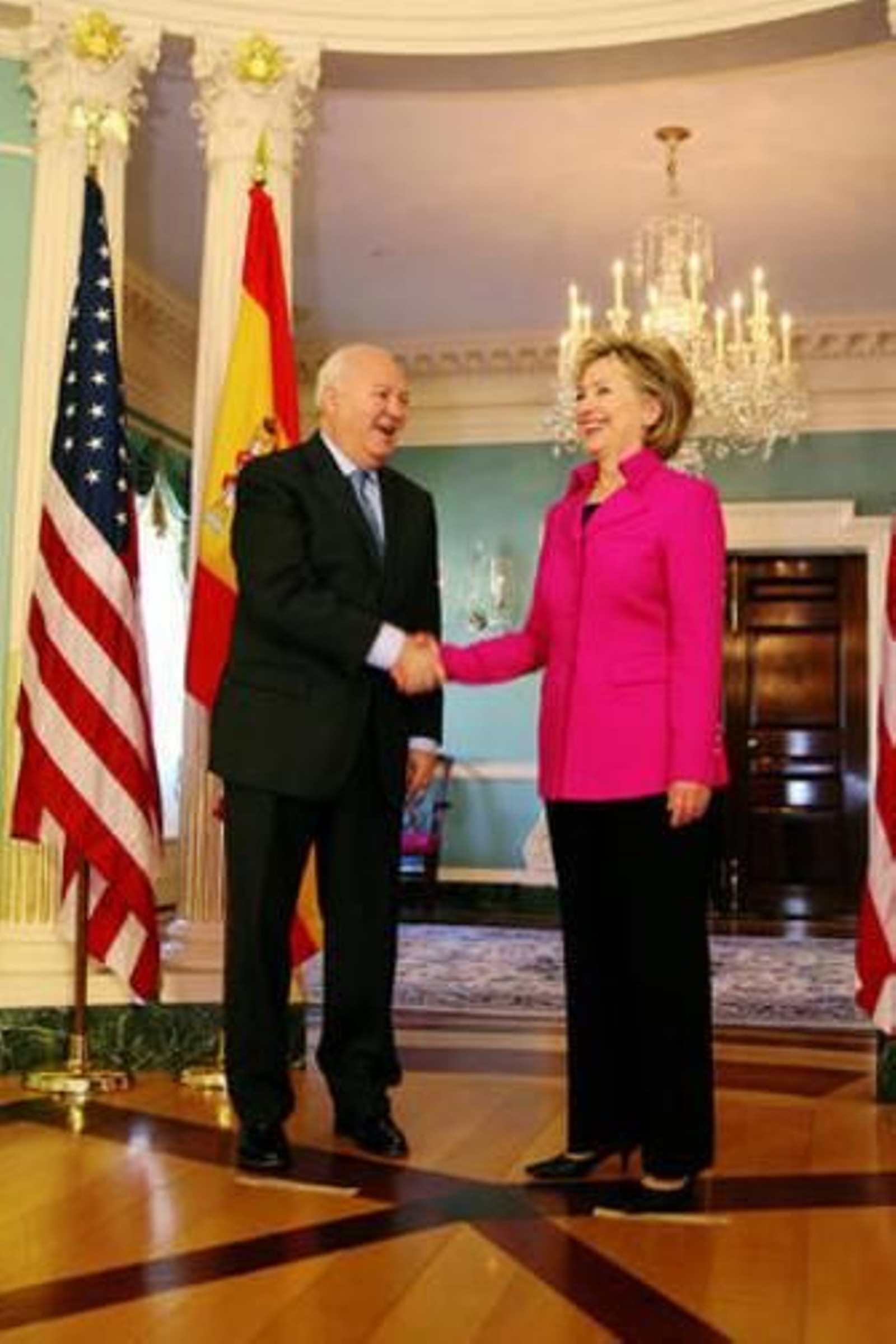 Miguel Ángel Moratinos saluda a Hillary Clinton en una imagen de archivo.