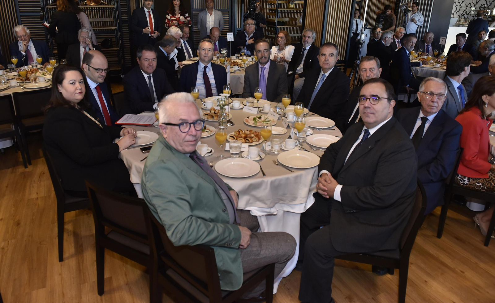 El Desayuno Informativo del Grupo Joly con Juan Espadas, en imágenes