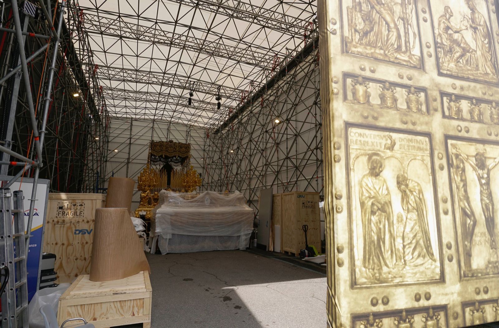 La carpa acoge el trono de la Virgen de la Esperanza y el paso del Cachorro.