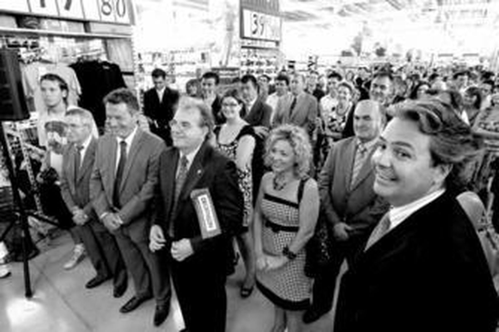 Antonio Bonilla, alcalde de Vícar, rodeado de autoridades y directivos de la empresa deportiva.