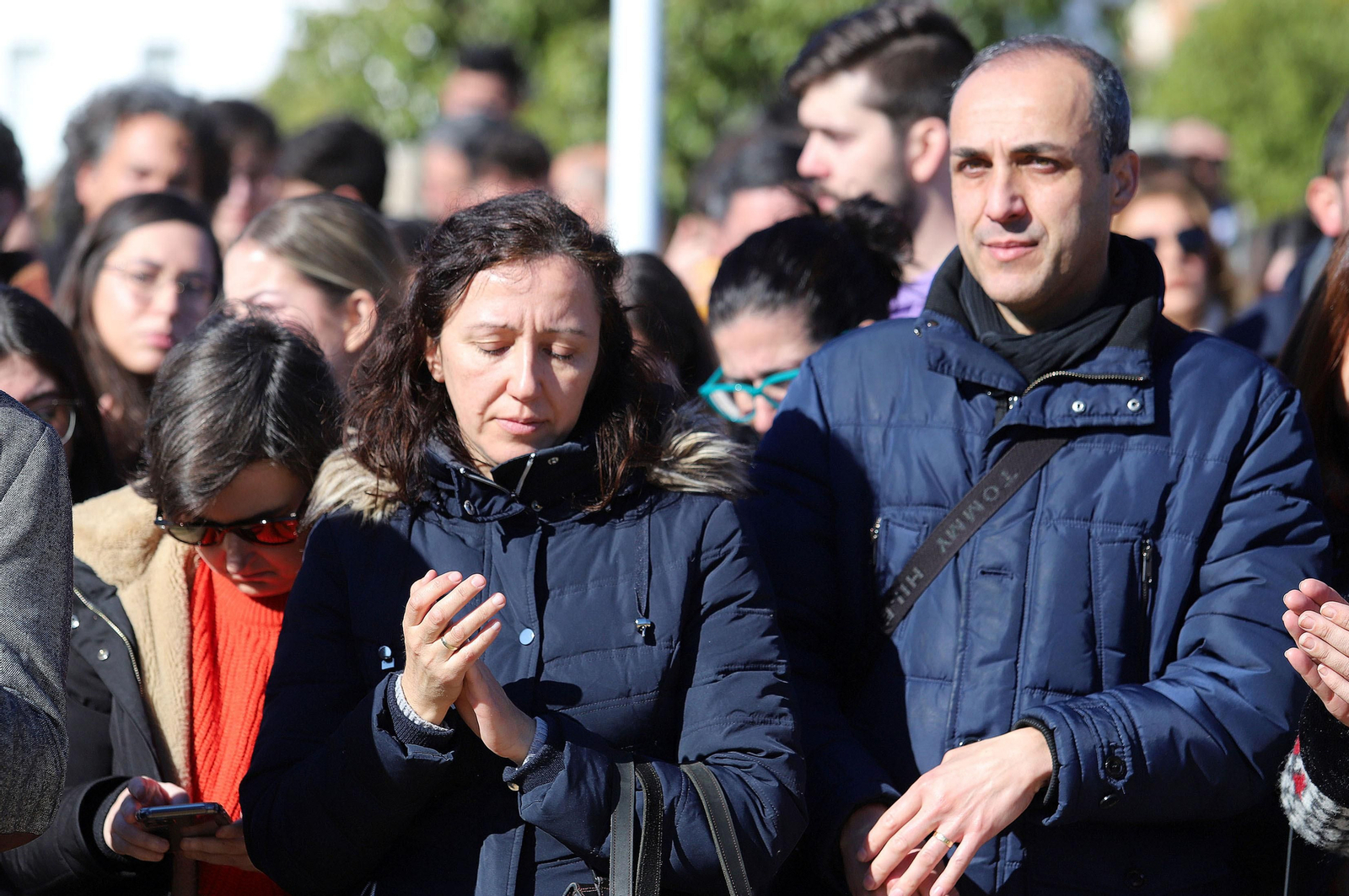 Imágenes del minuto de silencio guardado en la Universidad de Huelva en memoria de los estudiantes fallecidos en el incendio